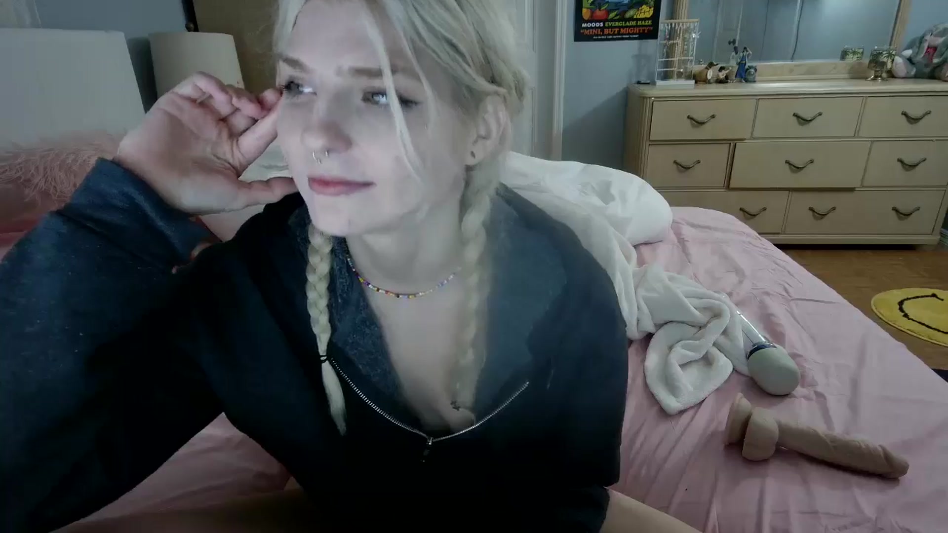Gallery image thumbnail from DuckChan0's myfreecams stream on, 06/15/2024, 01:08 image 12 of 20