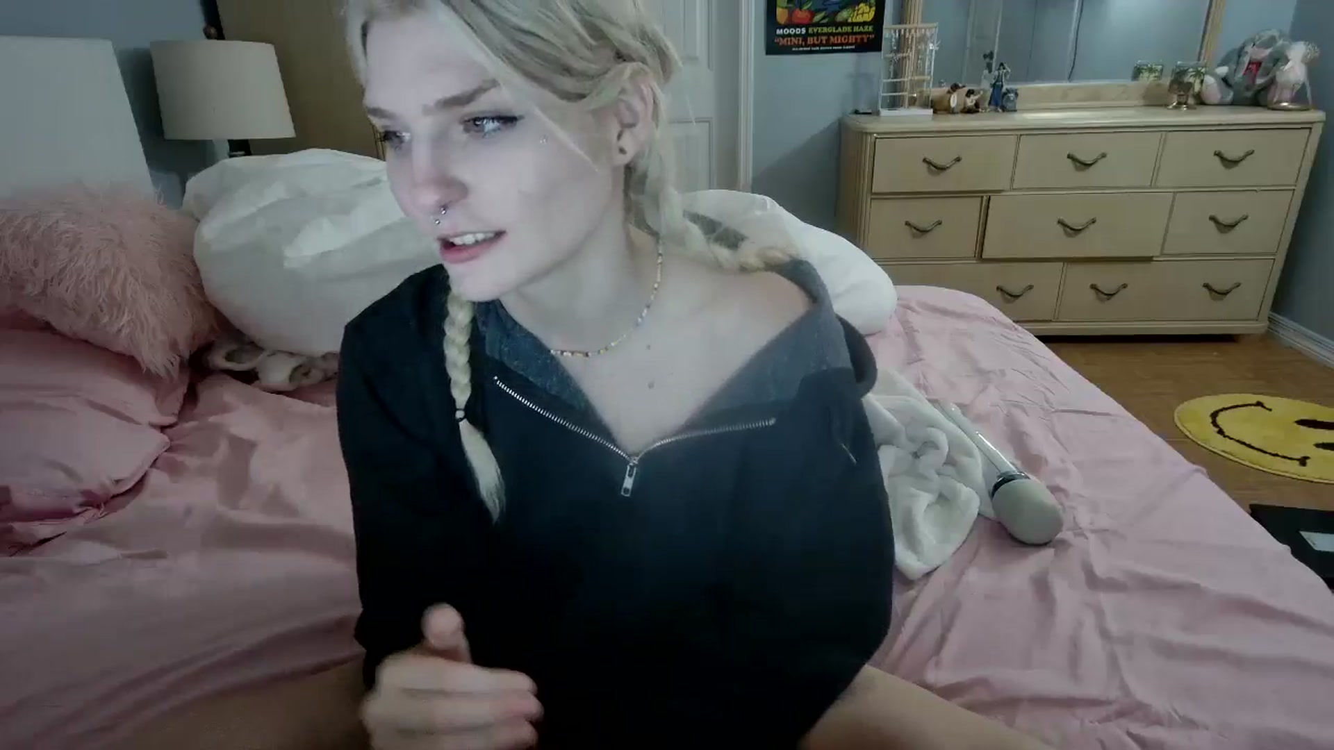 Gallery image thumbnail from DuckChan0's myfreecams stream on, 06/15/2024, 01:08 image 5 of 20