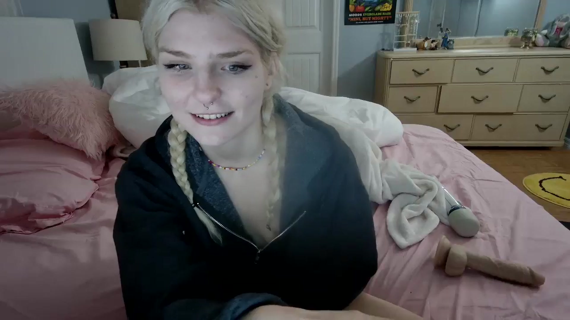 Gallery image thumbnail from DuckChan0's myfreecams stream on, 06/15/2024, 01:08 image 11 of 20