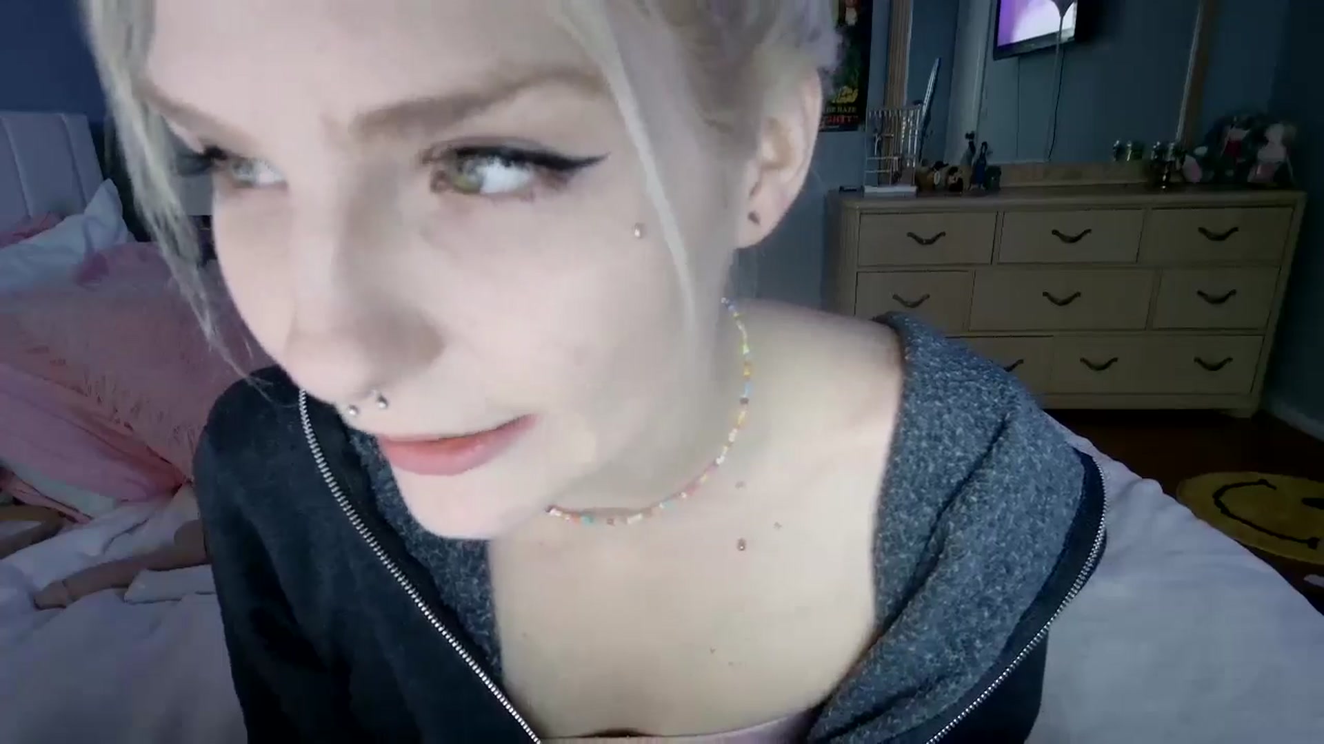 Gallery image thumbnail from DuckChan0's myfreecams stream on, 06/15/2024, 23:03 image 11 of 20