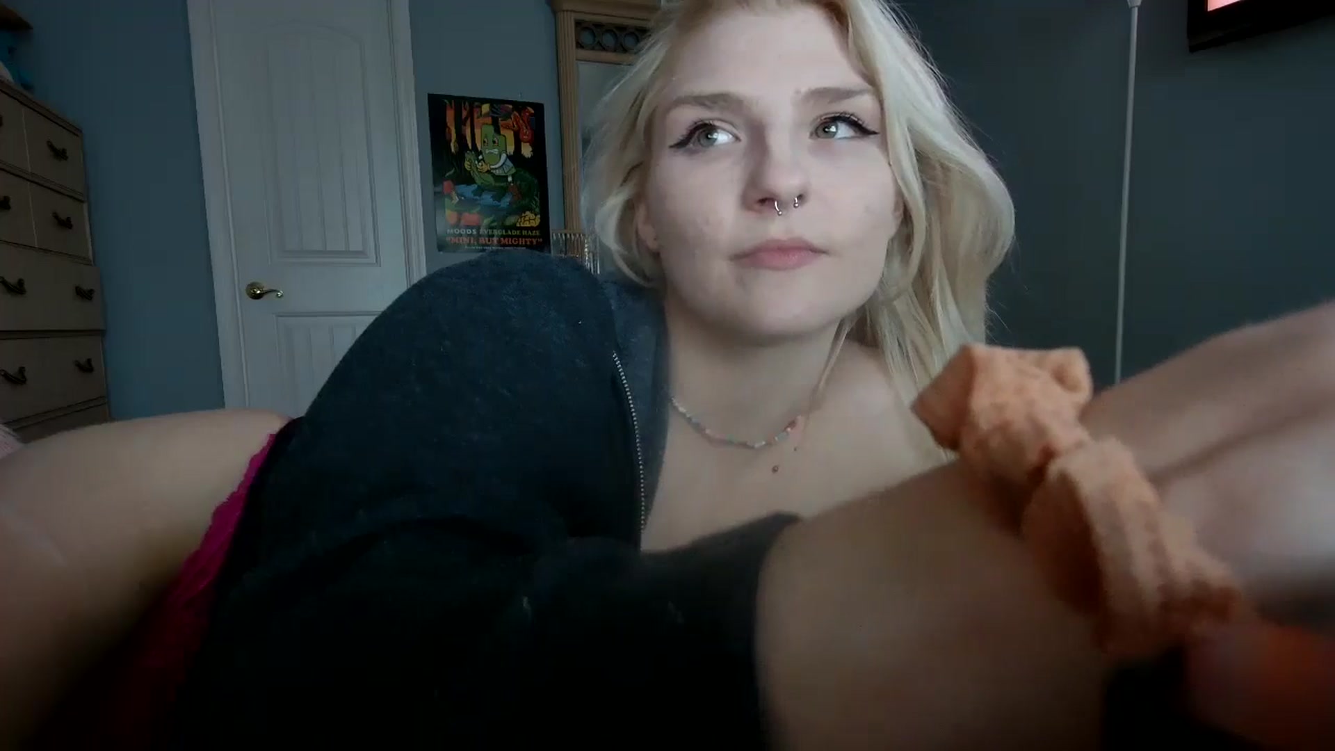 Gallery image thumbnail from DuckChan0's myfreecams stream on, 06/15/2024, 23:03 image 15 of 20