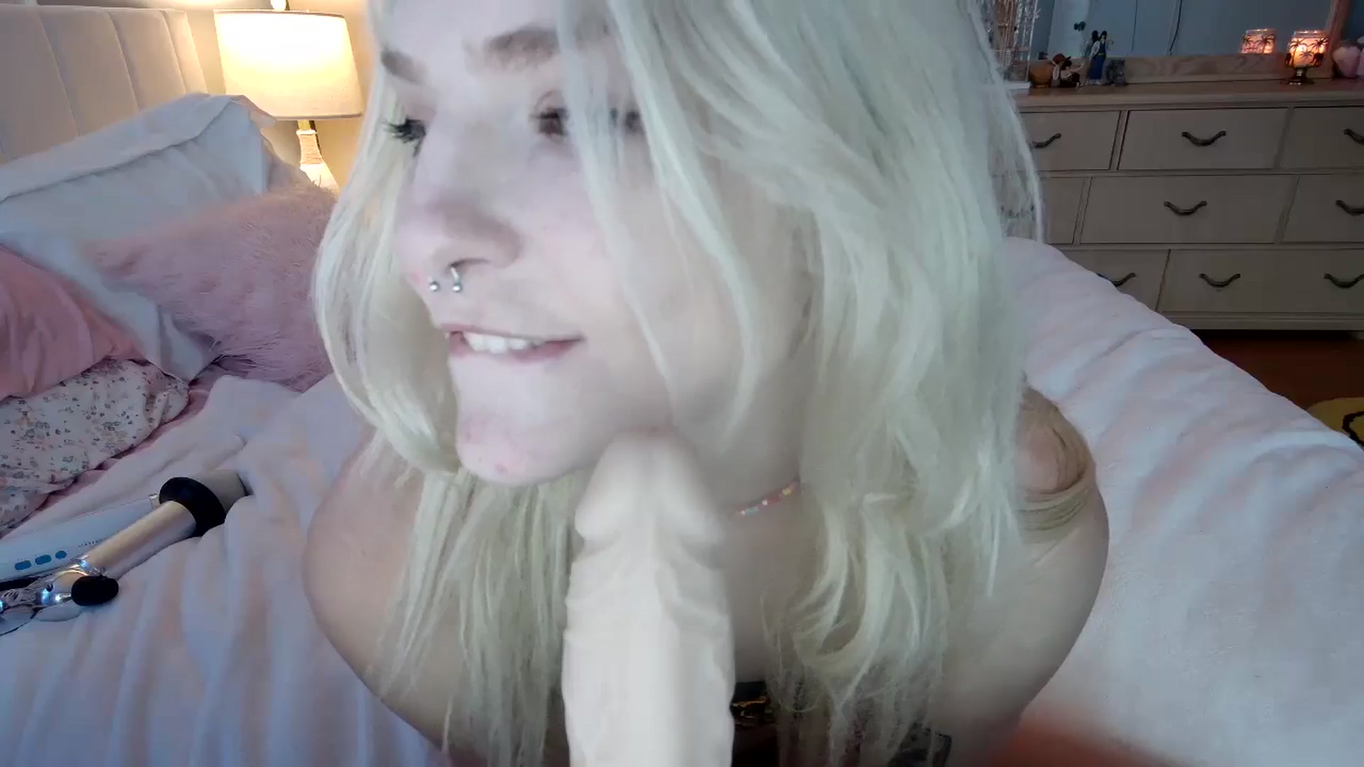 Gallery image thumbnail from DuckChan0's myfreecams stream on, 06/17/2024, 24:03 image 15 of 20