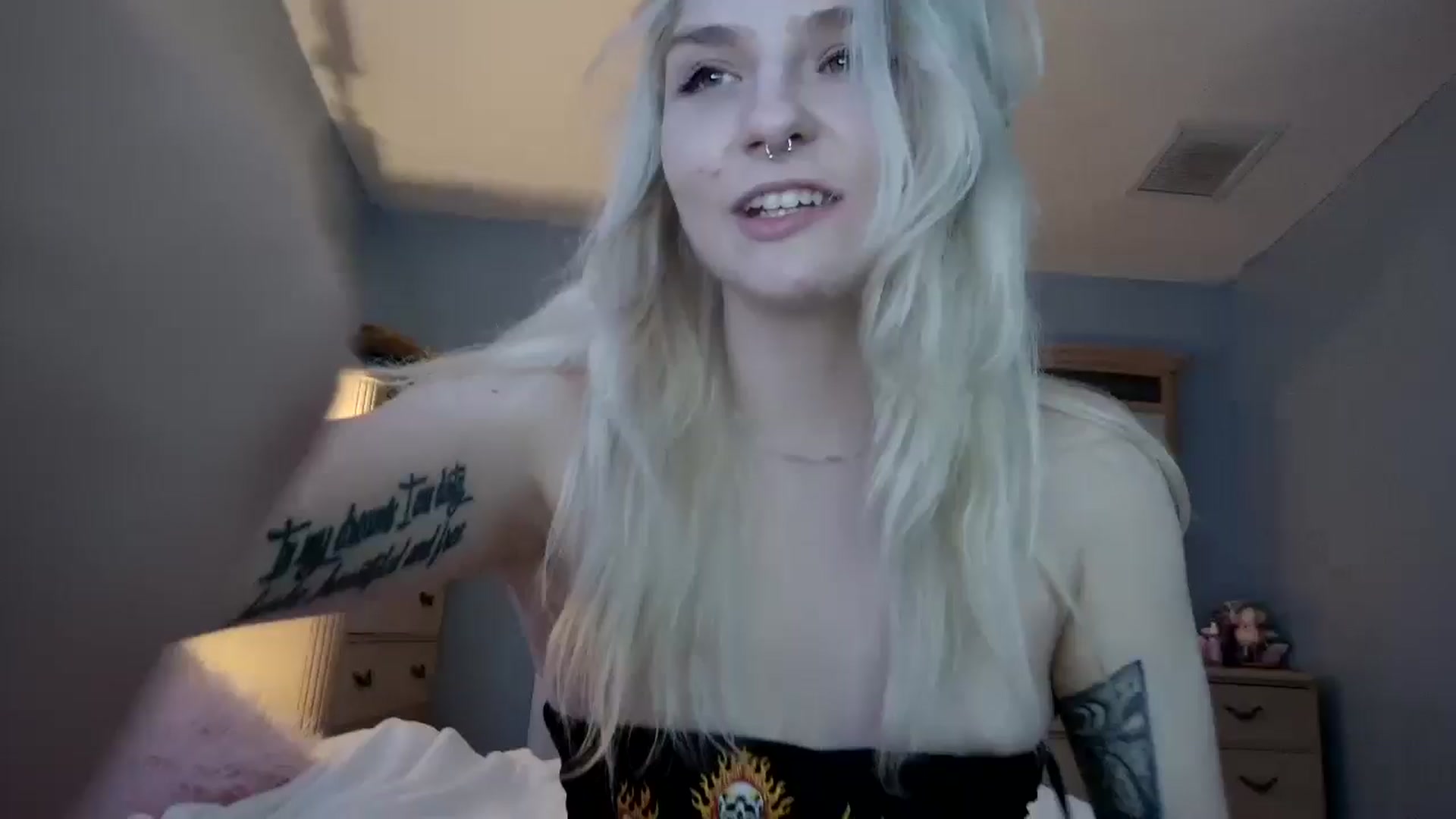 Gallery image thumbnail from DuckChan0's myfreecams stream on, 06/17/2024, 24:26 image 3 of 20