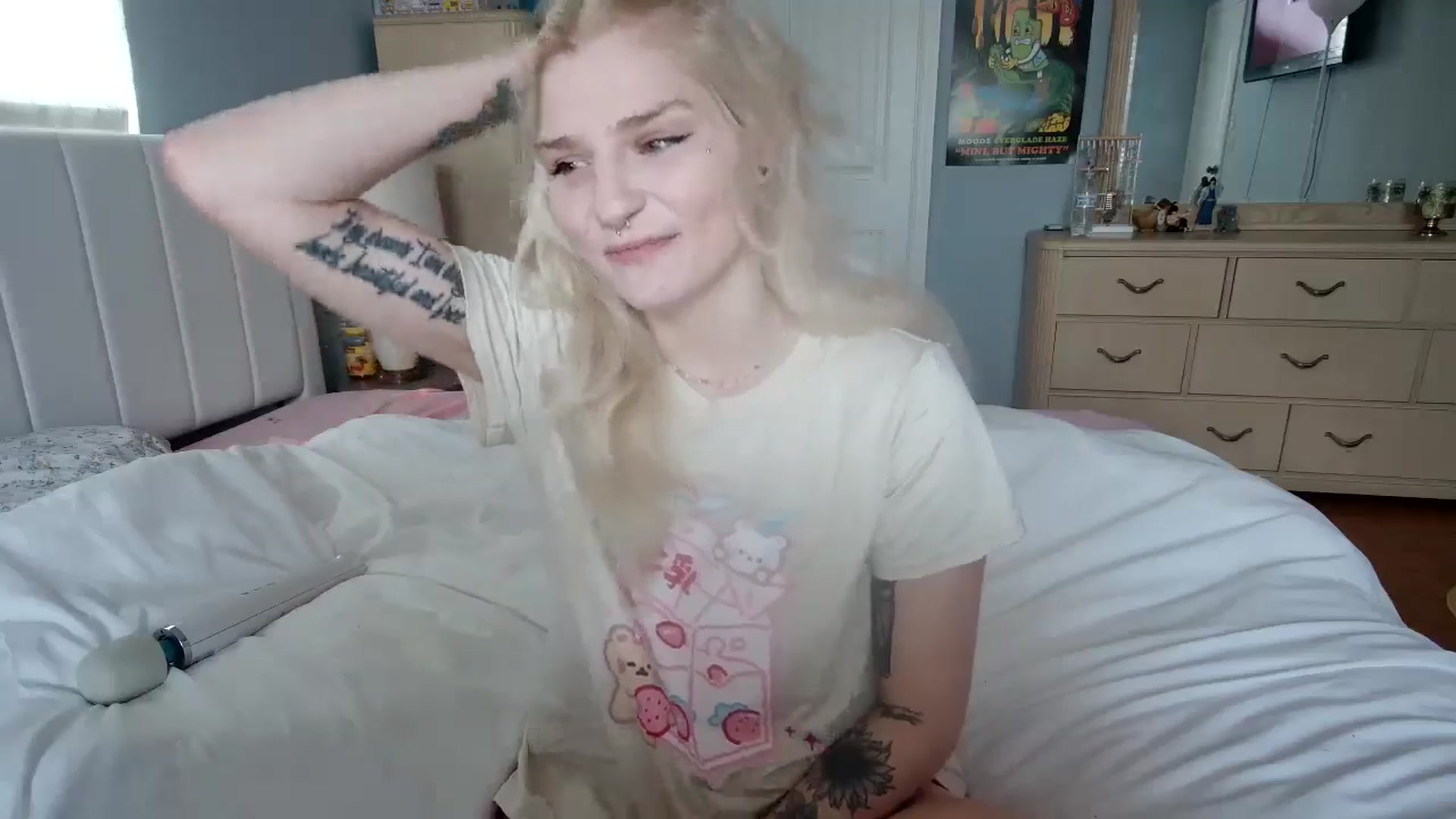 Gallery image thumbnail from DuckChan0's myfreecams stream on, 06/17/2024, 15:45 image 11 of 20
