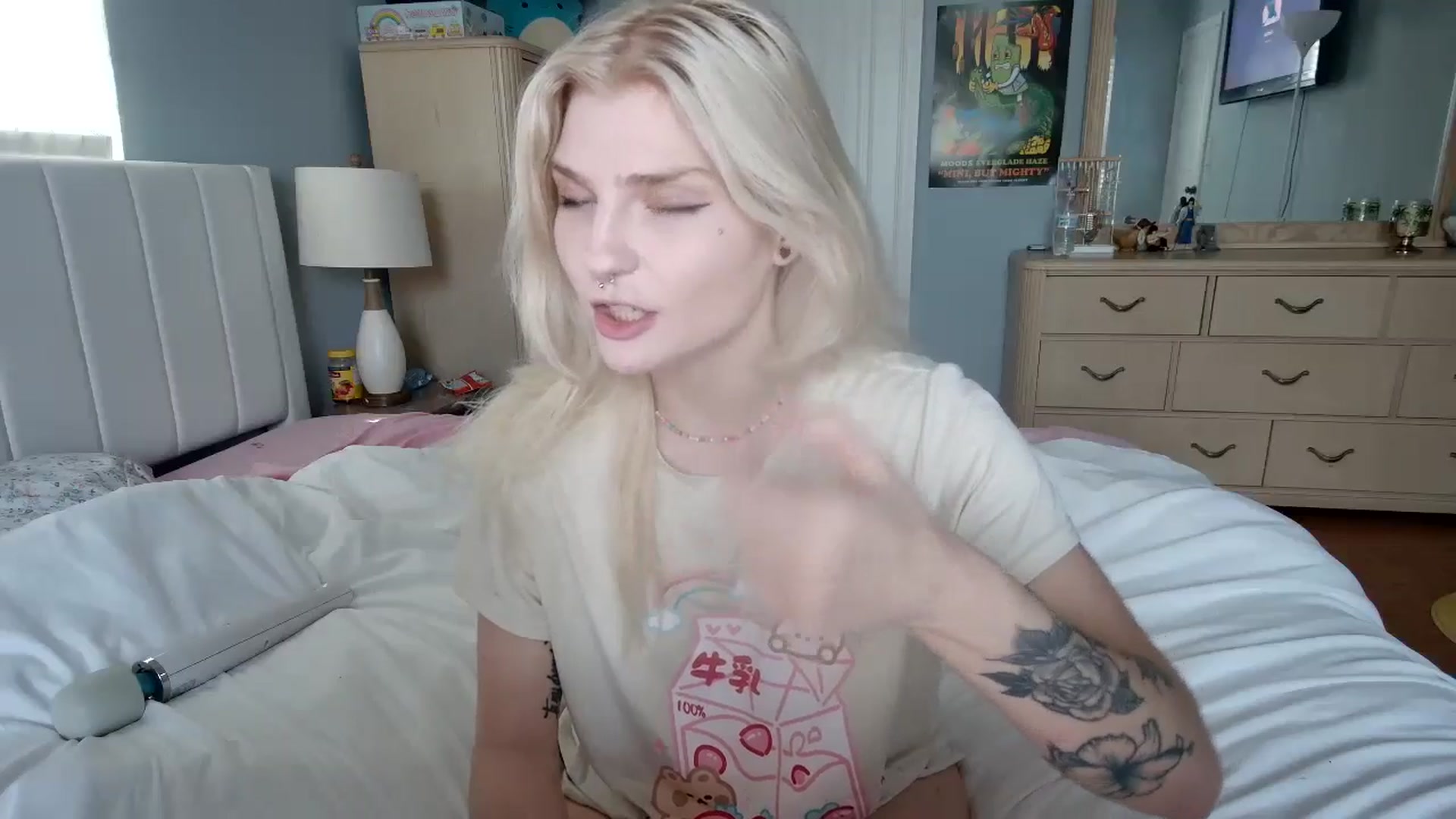 Gallery image thumbnail from DuckChan0's myfreecams stream on, 06/17/2024, 15:45 image 18 of 20