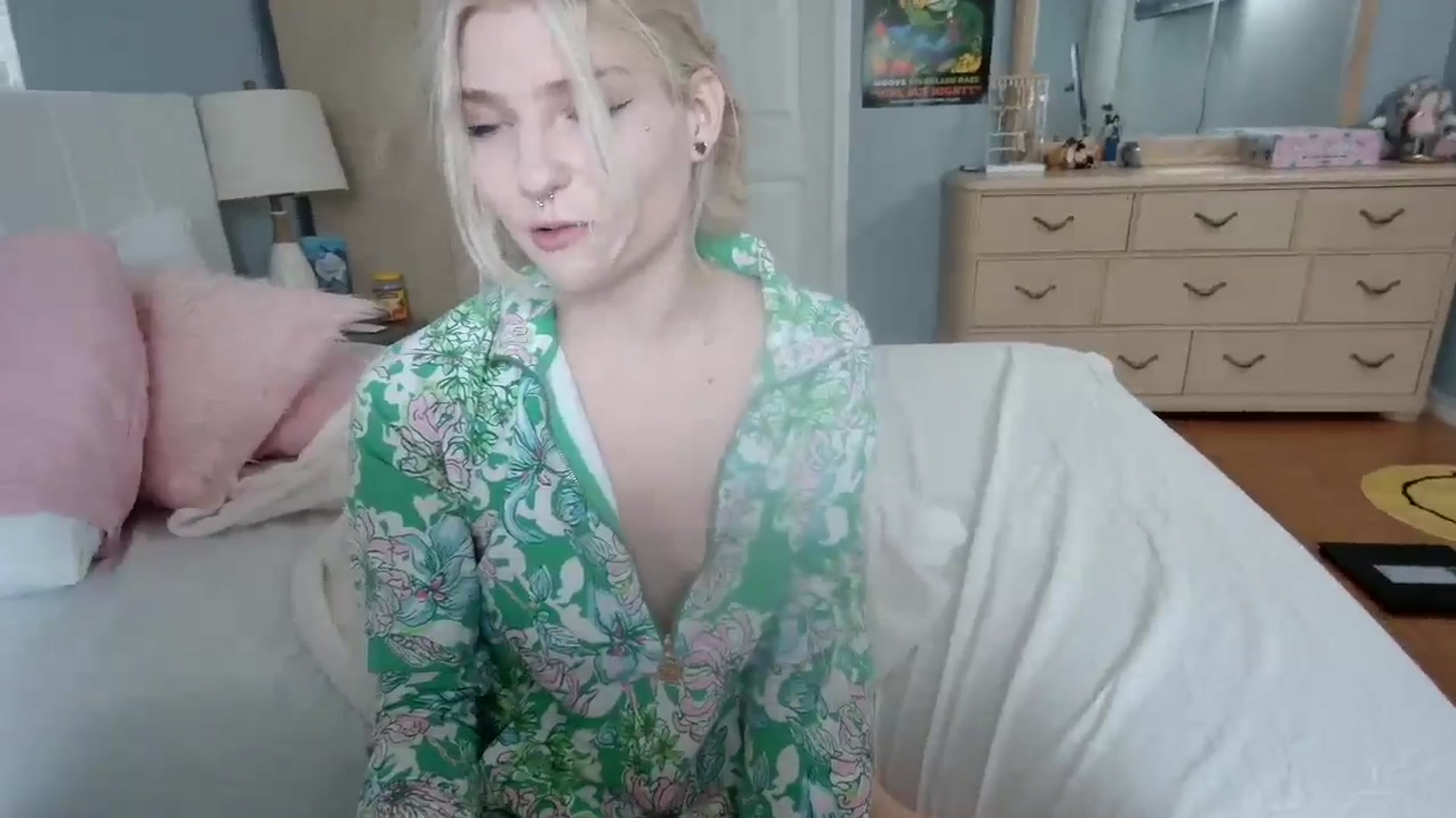 Gallery image thumbnail from DuckChan0's myfreecams stream on, 06/19/2024, 13:31 image 14 of 20