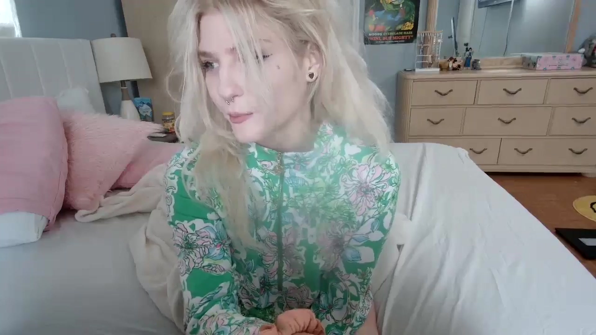 Gallery image thumbnail from DuckChan0's myfreecams stream on, 06/19/2024, 13:31 image 18 of 20
