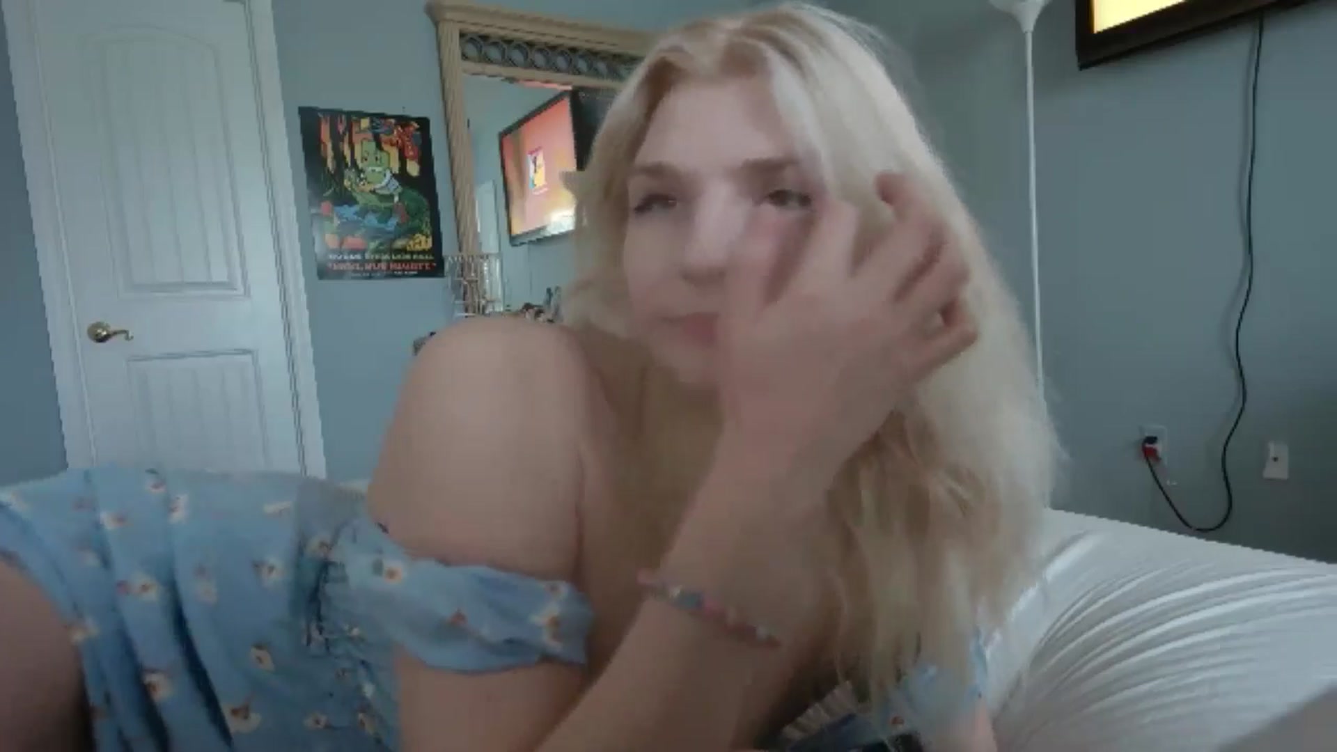 Gallery image thumbnail from DuckChan0's myfreecams stream on, 06/19/2024, 18:08 image 12 of 20