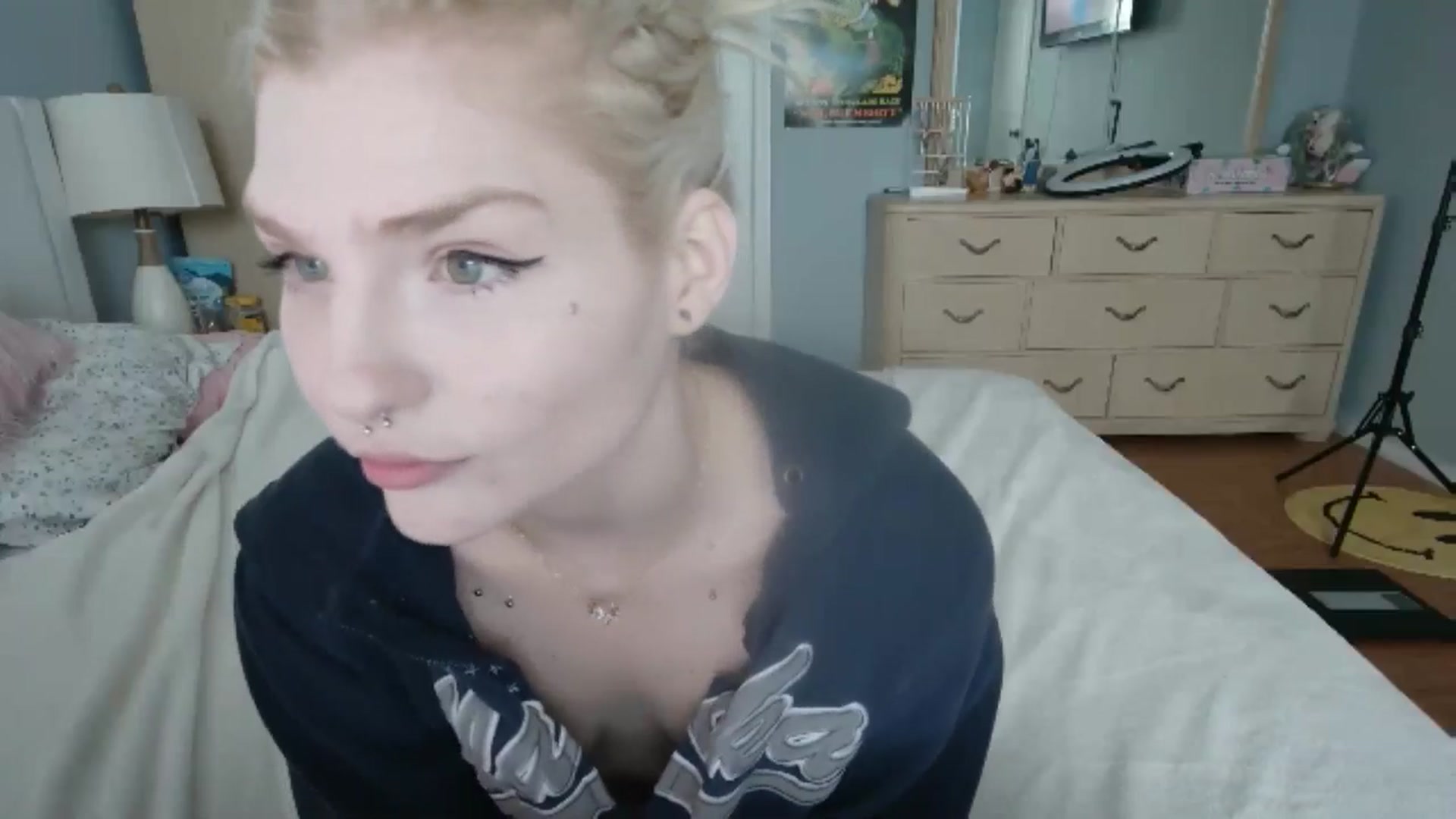 Gallery image thumbnail from DuckChan0's myfreecams stream on, 06/20/2024, 14:35 image 13 of 20