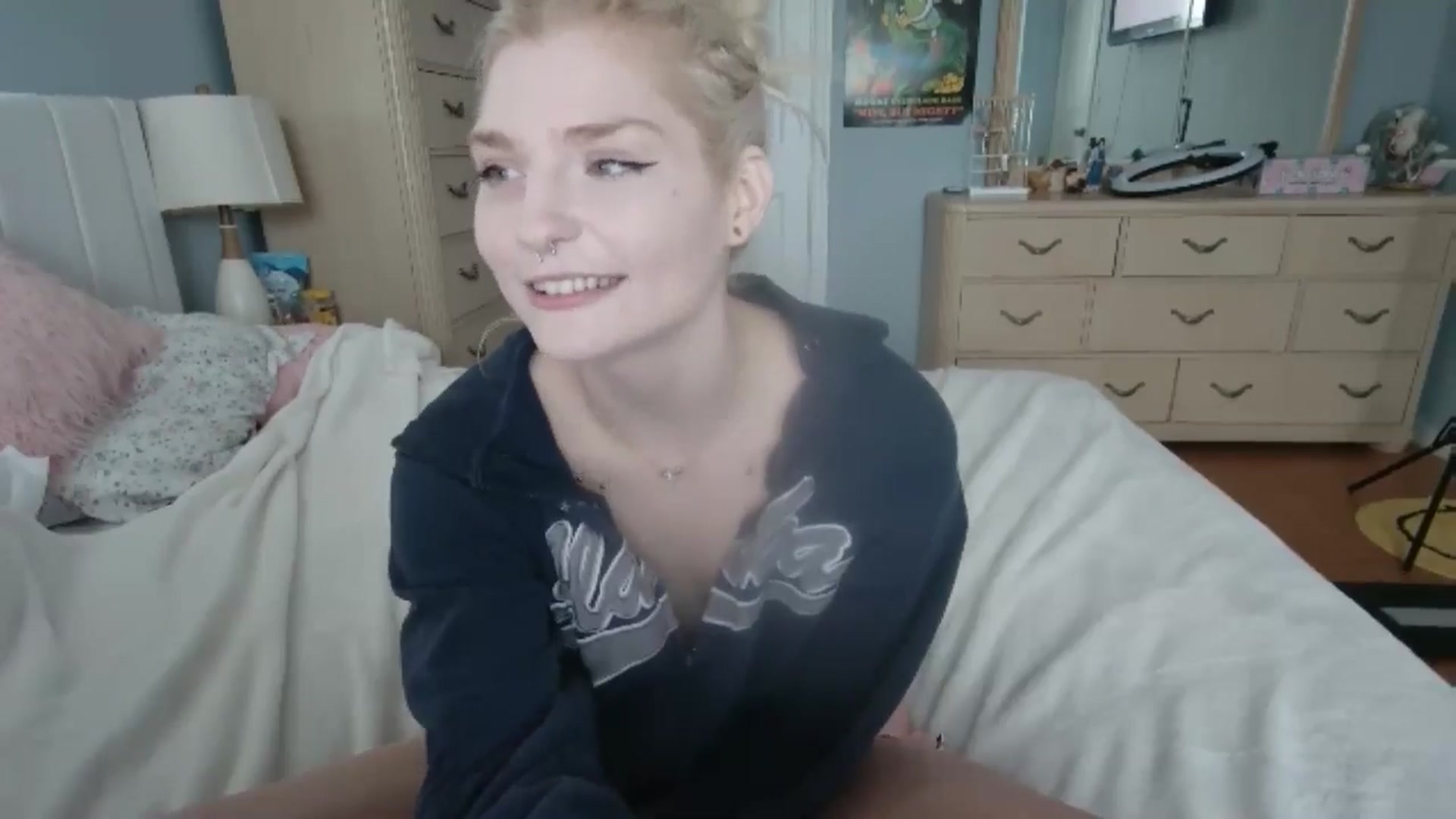 Gallery image thumbnail from DuckChan0's myfreecams stream on, 06/20/2024, 14:35 image 12 of 20