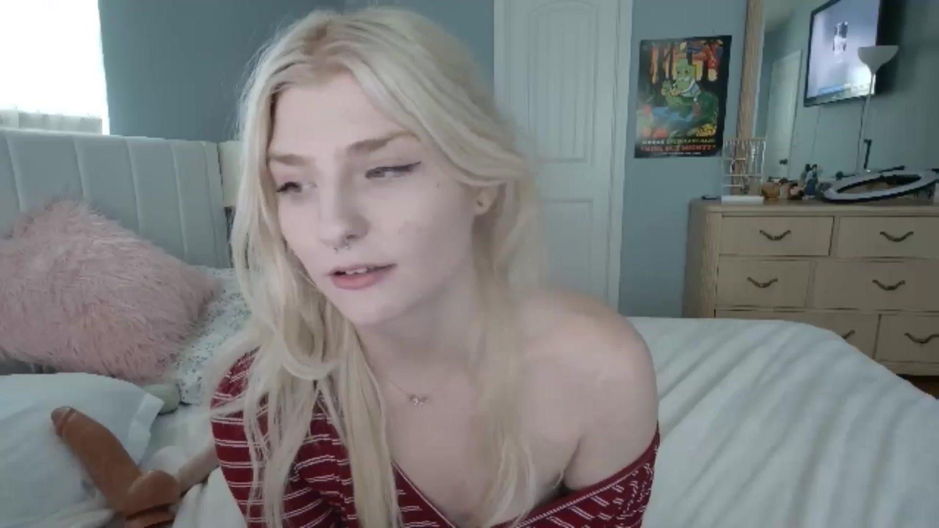 Gallery image thumbnail from DuckChan0's myfreecams stream on, 06/20/2024, 16:06 image 6 of 20