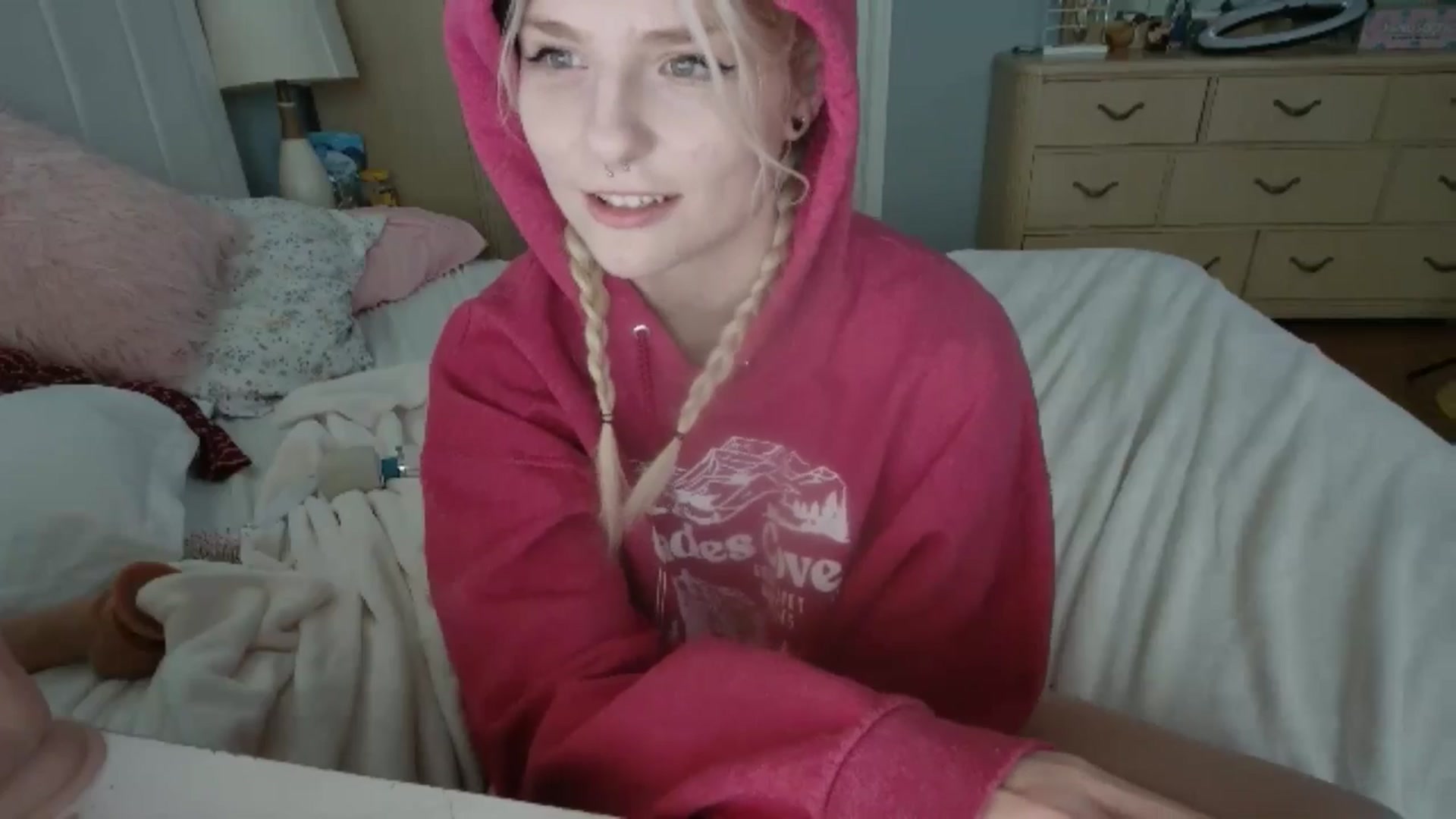 Gallery image thumbnail from DuckChan0's myfreecams stream on, 06/20/2024, 17:11 image 7 of 20