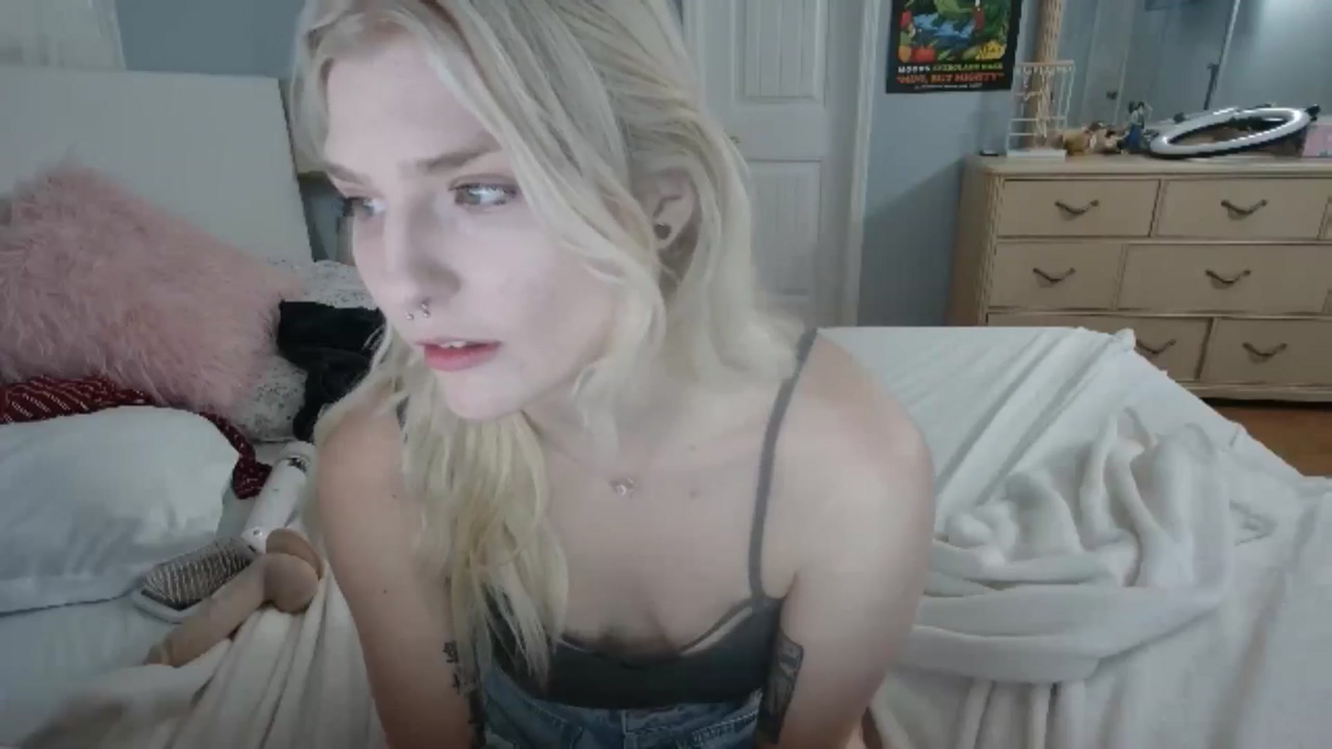 Gallery image thumbnail from DuckChan0's myfreecams stream on, 06/21/2024, 24:15 image 16 of 20