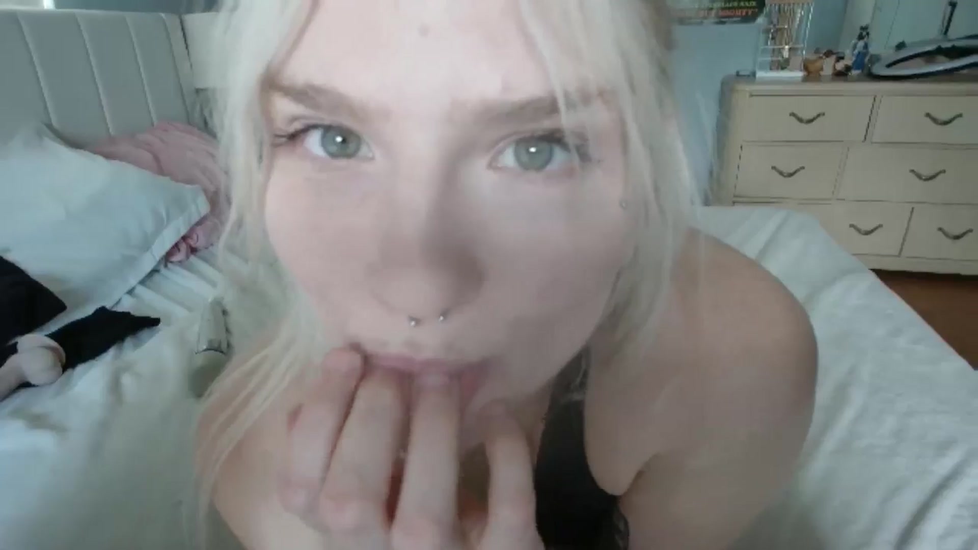 Gallery image thumbnail from DuckChan0's myfreecams stream on, 06/21/2024, 15:37 image 13 of 20