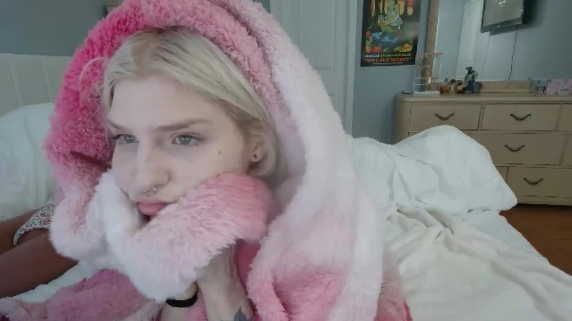 Gallery image thumbnail from DuckChan0's myfreecams stream on, 06/23/2024, 21:30 image 12 of 20