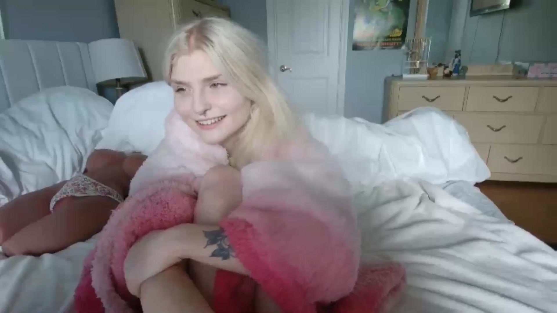 Gallery image thumbnail from DuckChan0's myfreecams stream on, 06/23/2024, 21:30 image 13 of 20