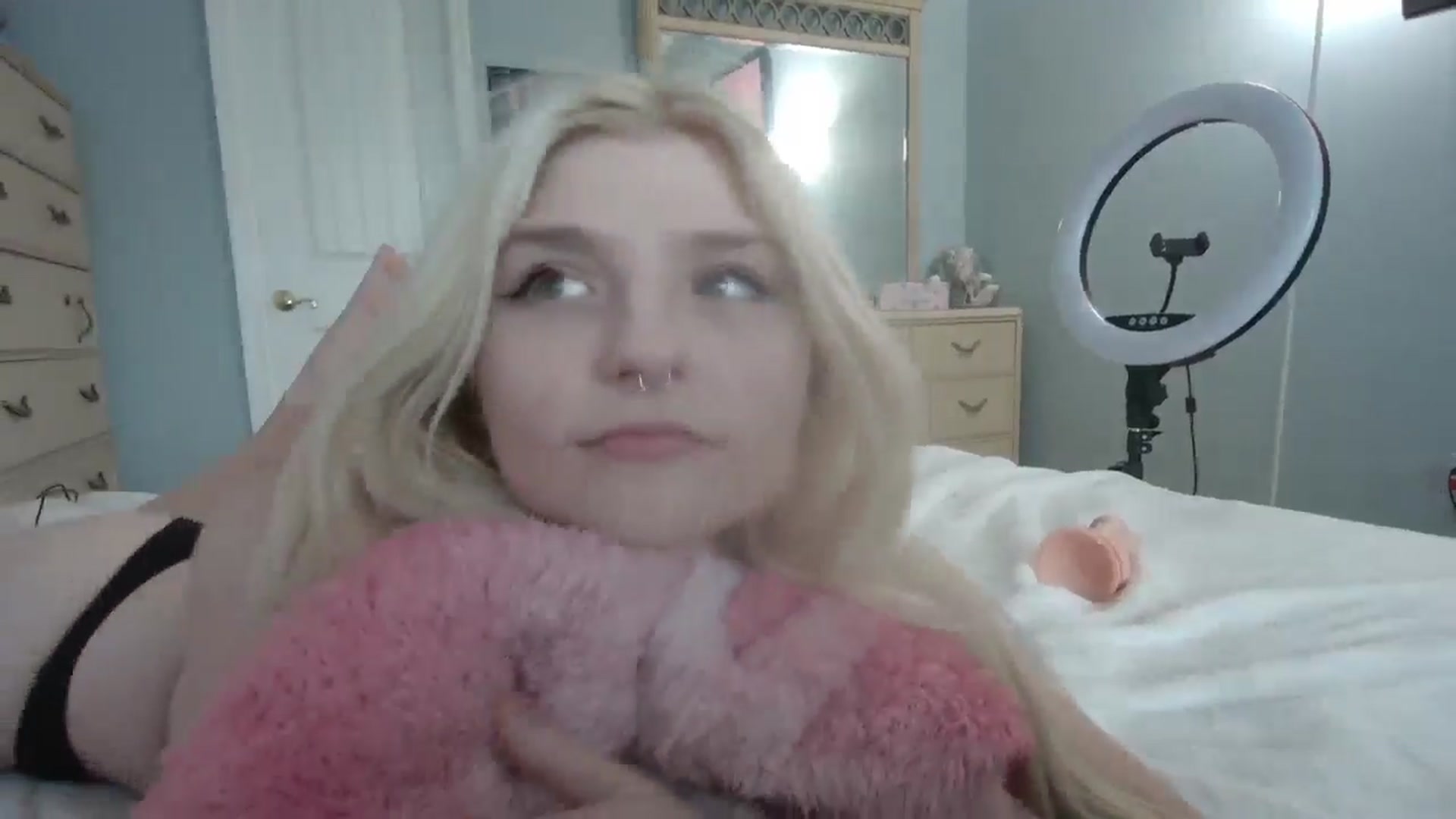Gallery image thumbnail from DuckChan0's myfreecams stream on, 06/24/2024, 18:01 image 5 of 20