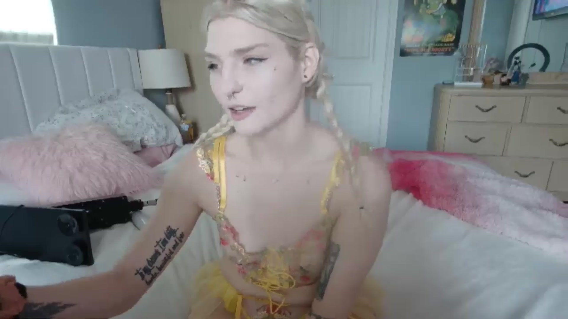 Gallery image thumbnail from DuckChan0's myfreecams stream on, 06/25/2024, 16:07 image 14 of 20