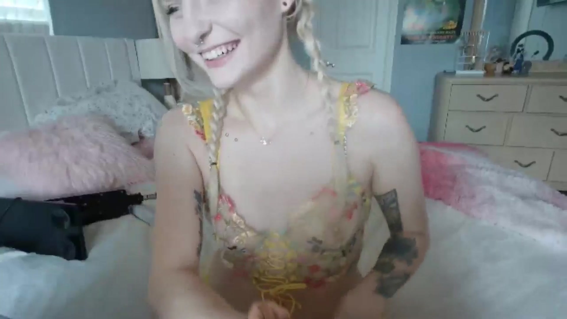 Gallery image thumbnail from DuckChan0's myfreecams stream on, 06/25/2024, 16:07 image 12 of 20