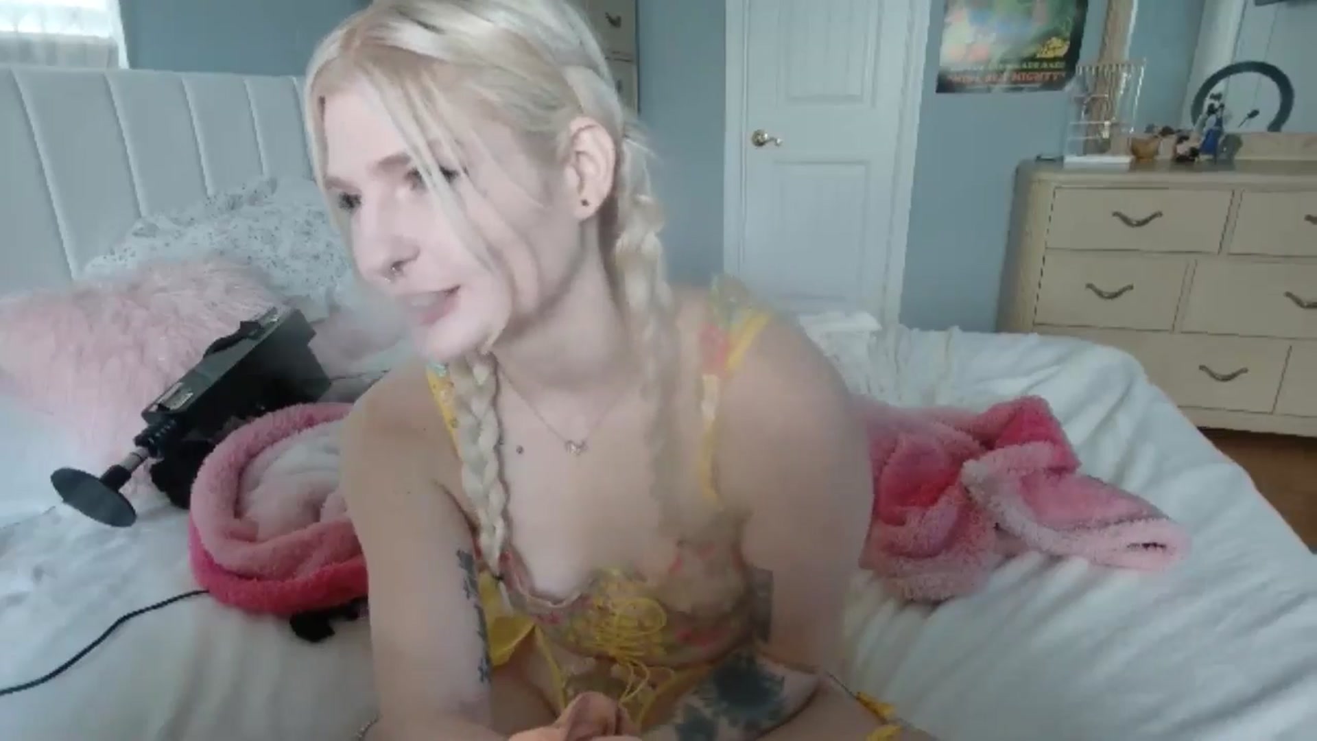 Gallery image thumbnail from DuckChan0's myfreecams stream on, 06/25/2024, 16:56 image 16 of 20