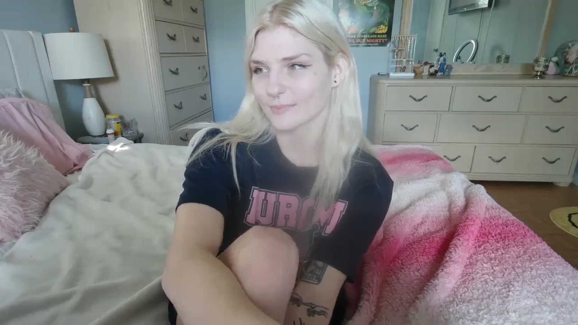 Gallery image thumbnail from DuckChan0's myfreecams stream on, 06/27/2024, 15:17 image 14 of 20