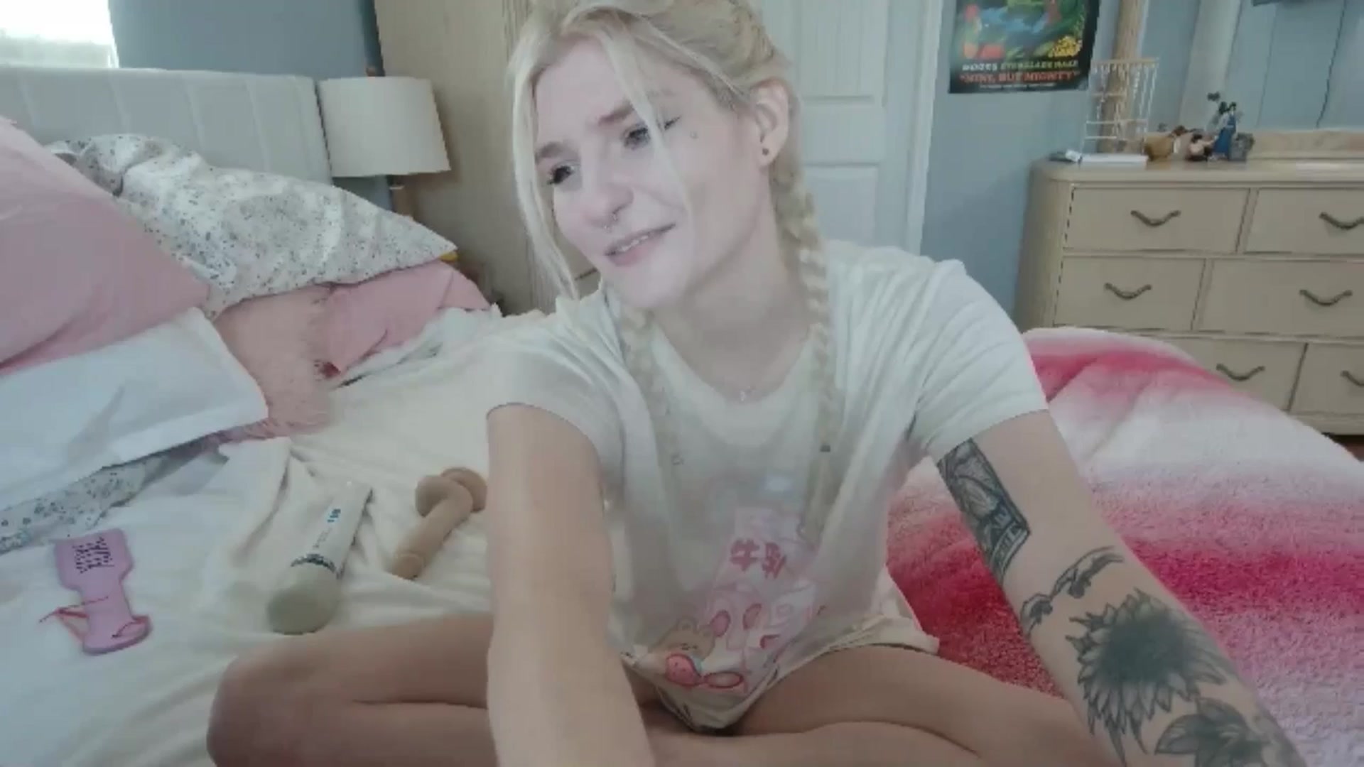 Gallery image thumbnail from DuckChan0's myfreecams stream on, 06/28/2024, 14:15 image 9 of 20