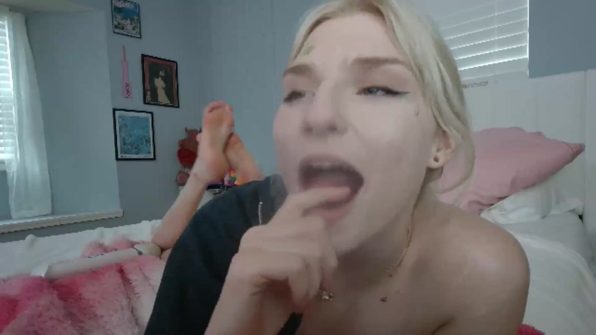 Gallery image thumbnail from DuckChan0's myfreecams stream on, 06/30/2024, 23:51 image 8 of 20