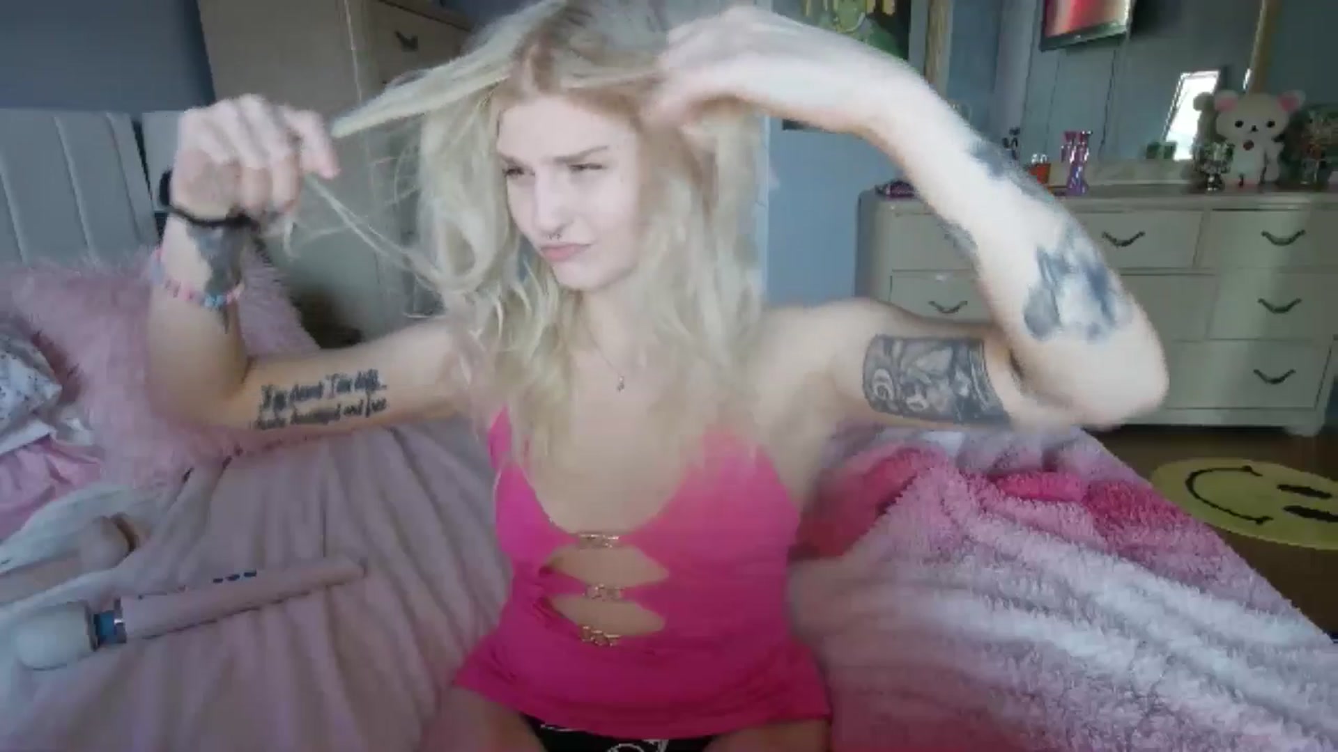 Gallery image thumbnail from DuckChan0's myfreecams stream on, 07/06/2024, 23:04 image 14 of 20