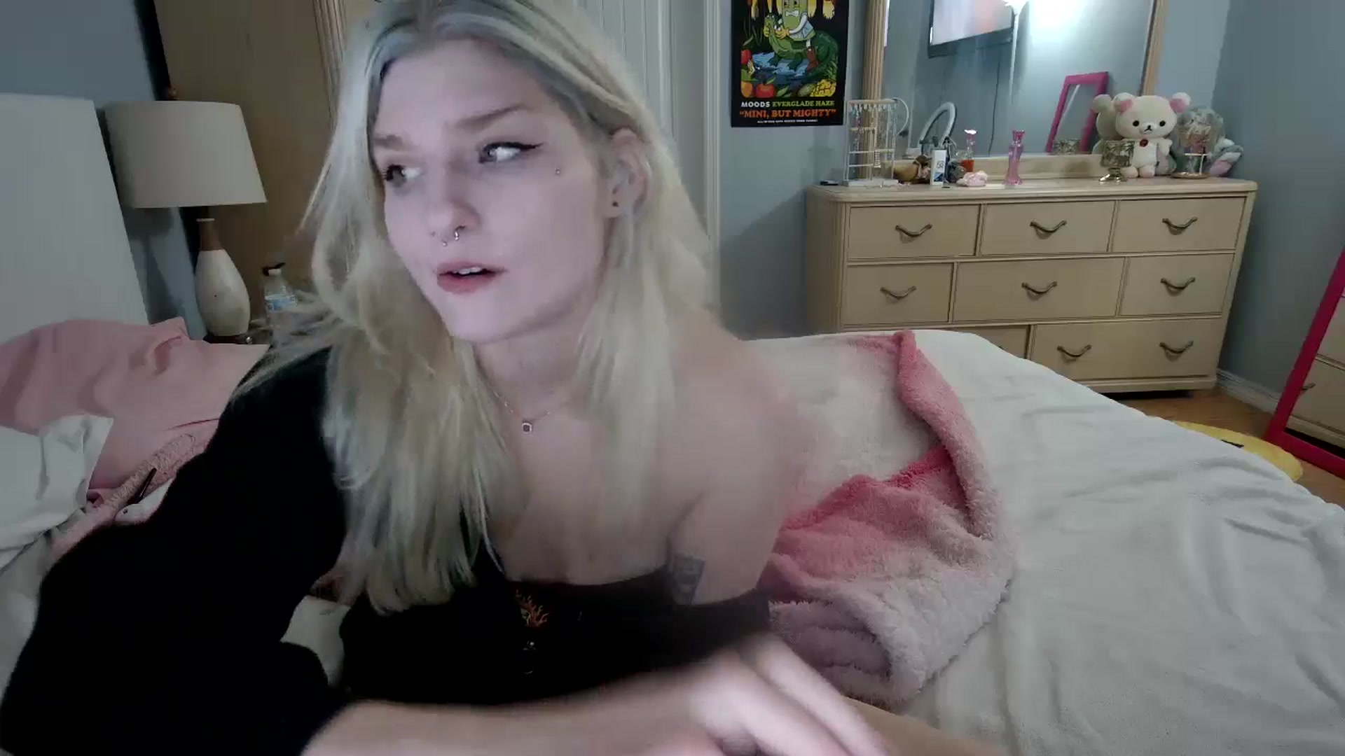 Gallery image thumbnail from DuckChan0's myfreecams stream on, 07/13/2024, 24:37 image 4 of 20