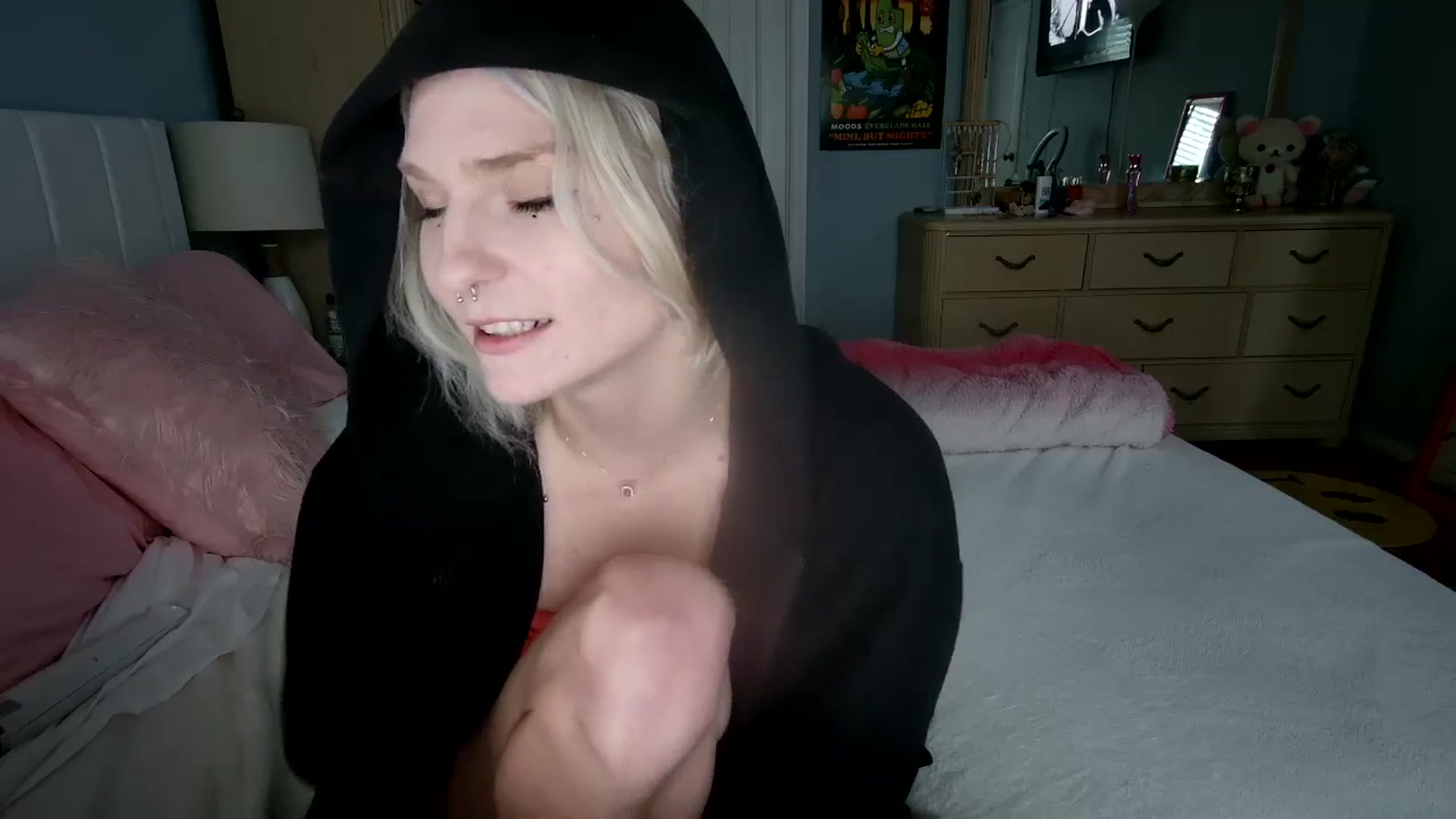 Gallery image thumbnail from DuckChan0's myfreecams stream on, 07/13/2024, 23:05 image 17 of 20