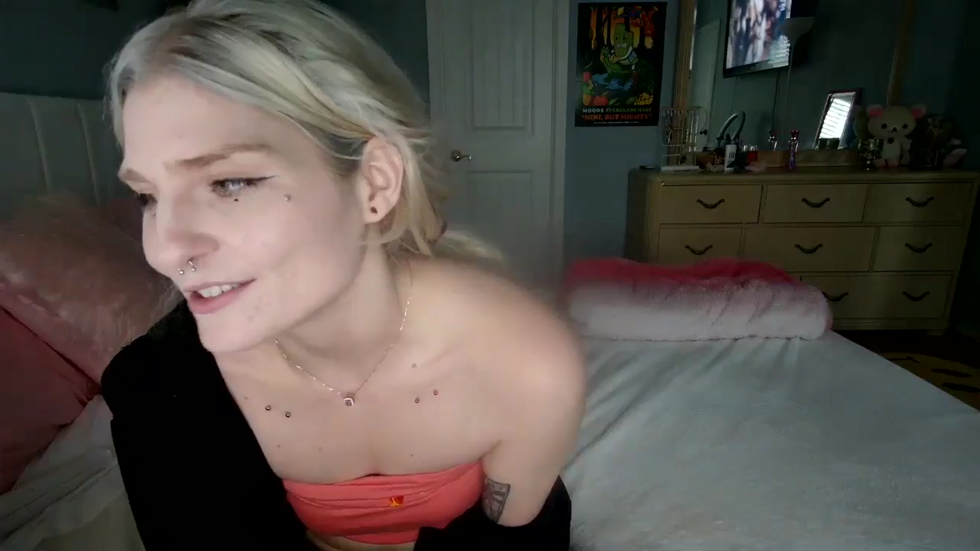 Gallery image thumbnail from DuckChan0's myfreecams stream on, 07/13/2024, 23:05 image 13 of 20