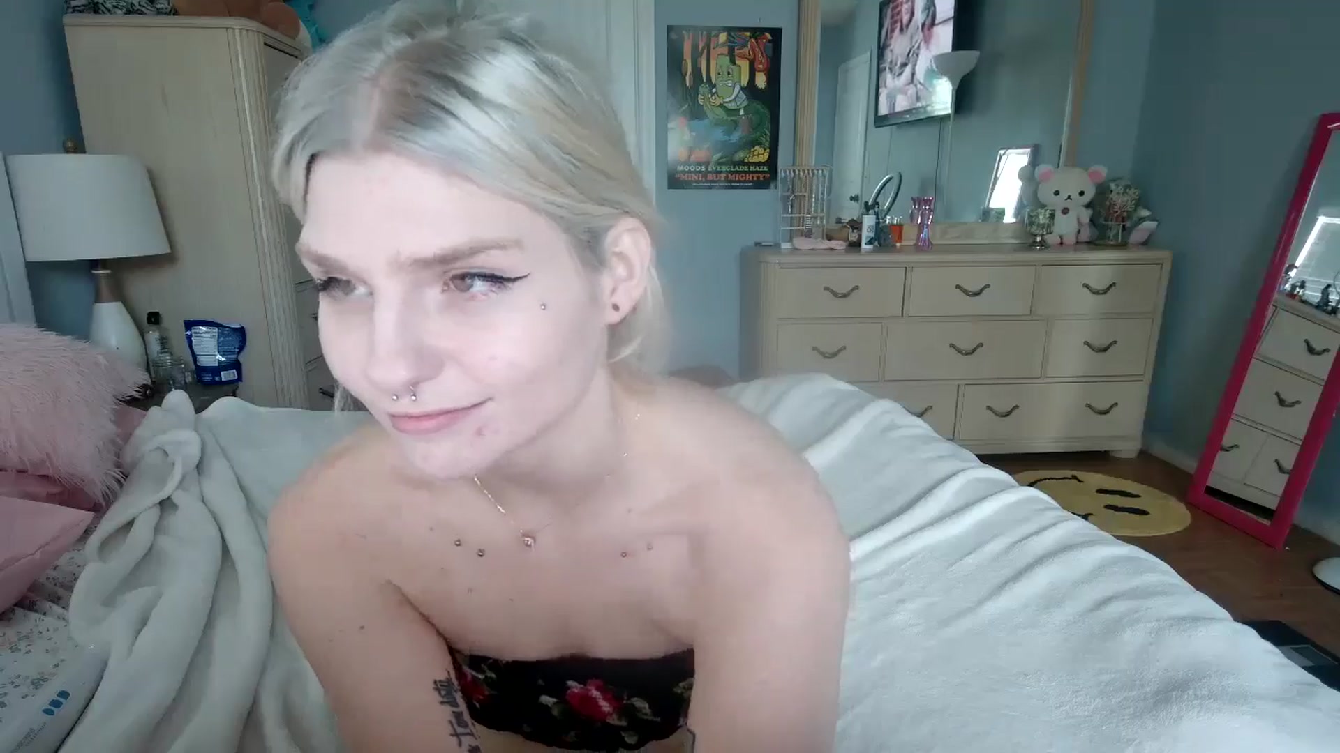 Gallery image thumbnail from DuckChan0's myfreecams stream on, 07/15/2024, 16:17 image 15 of 20
