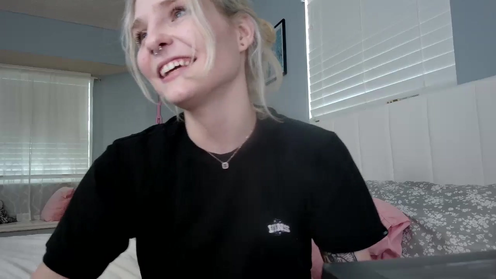 Gallery image thumbnail from DuckChan0's myfreecams stream on, 07/23/2024, 23:17 image 12 of 20