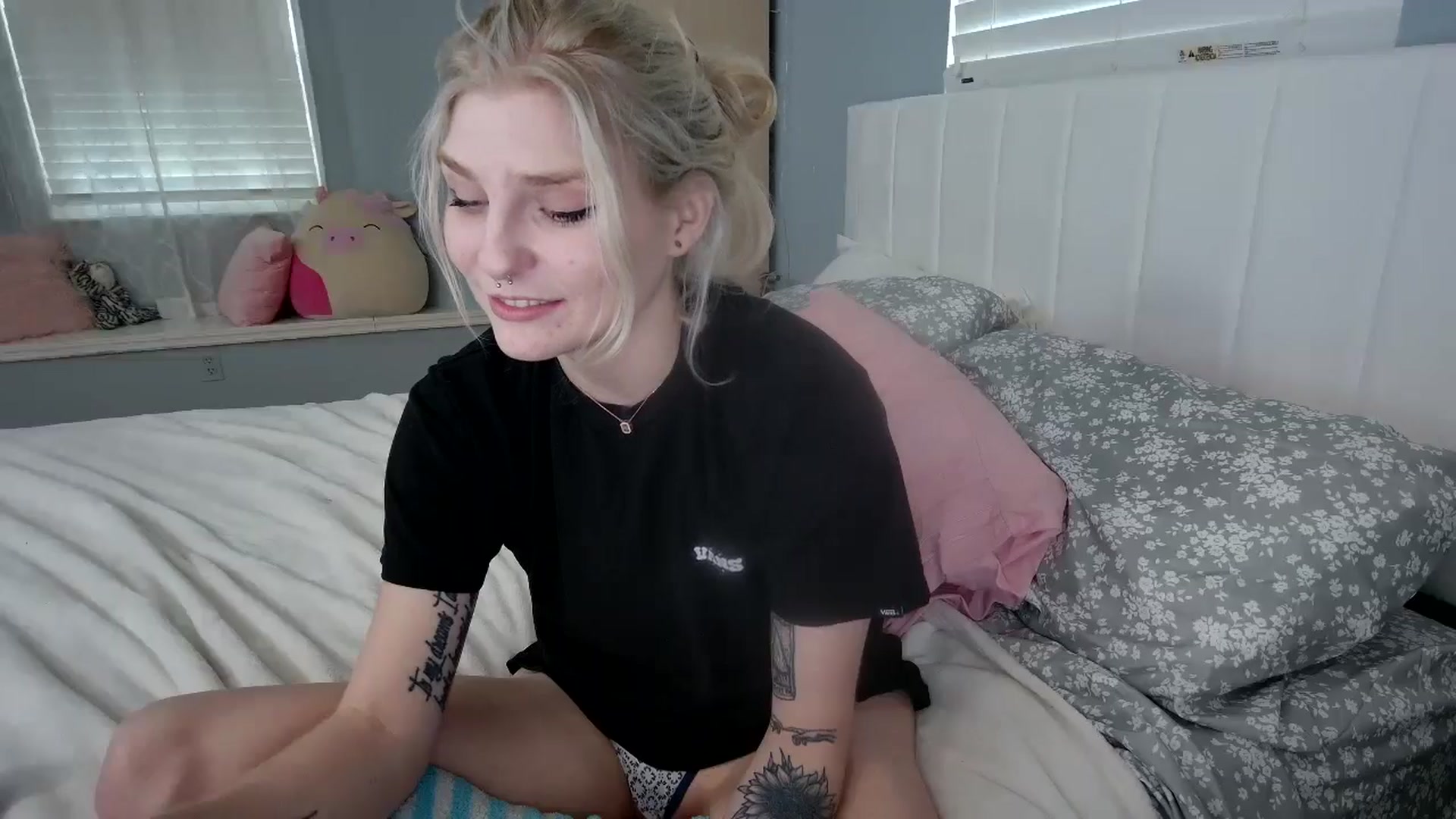 Gallery image thumbnail from DuckChan0's myfreecams stream on, 07/23/2024, 23:17 image 10 of 20