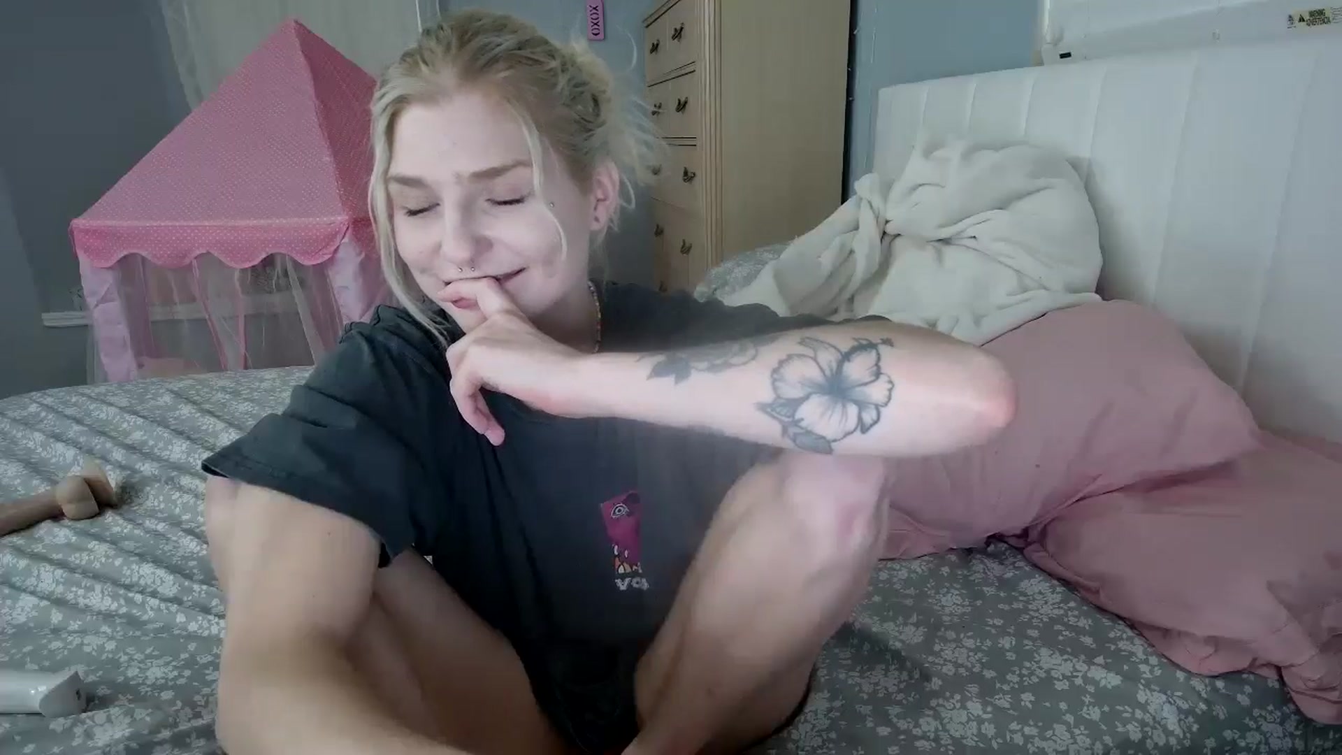 Gallery image thumbnail from DuckChan0's myfreecams stream on, 08/04/2024, 23:45 image 4 of 20