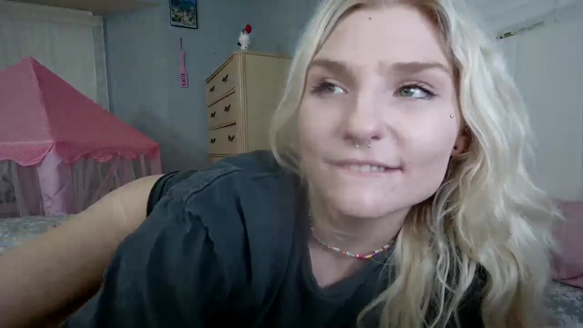Gallery image thumbnail from DuckChan0's myfreecams stream on, 08/04/2024, 23:58 image 17 of 20