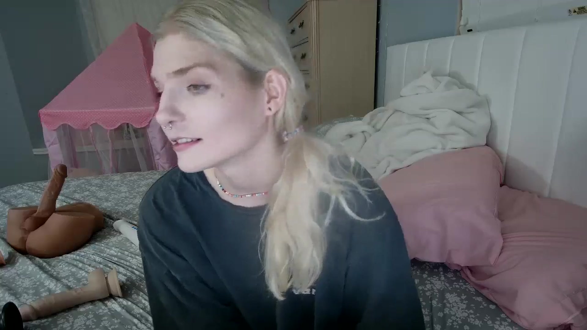 Gallery image thumbnail from DuckChan0's myfreecams stream on, 08/05/2024, 24:39 image 12 of 20