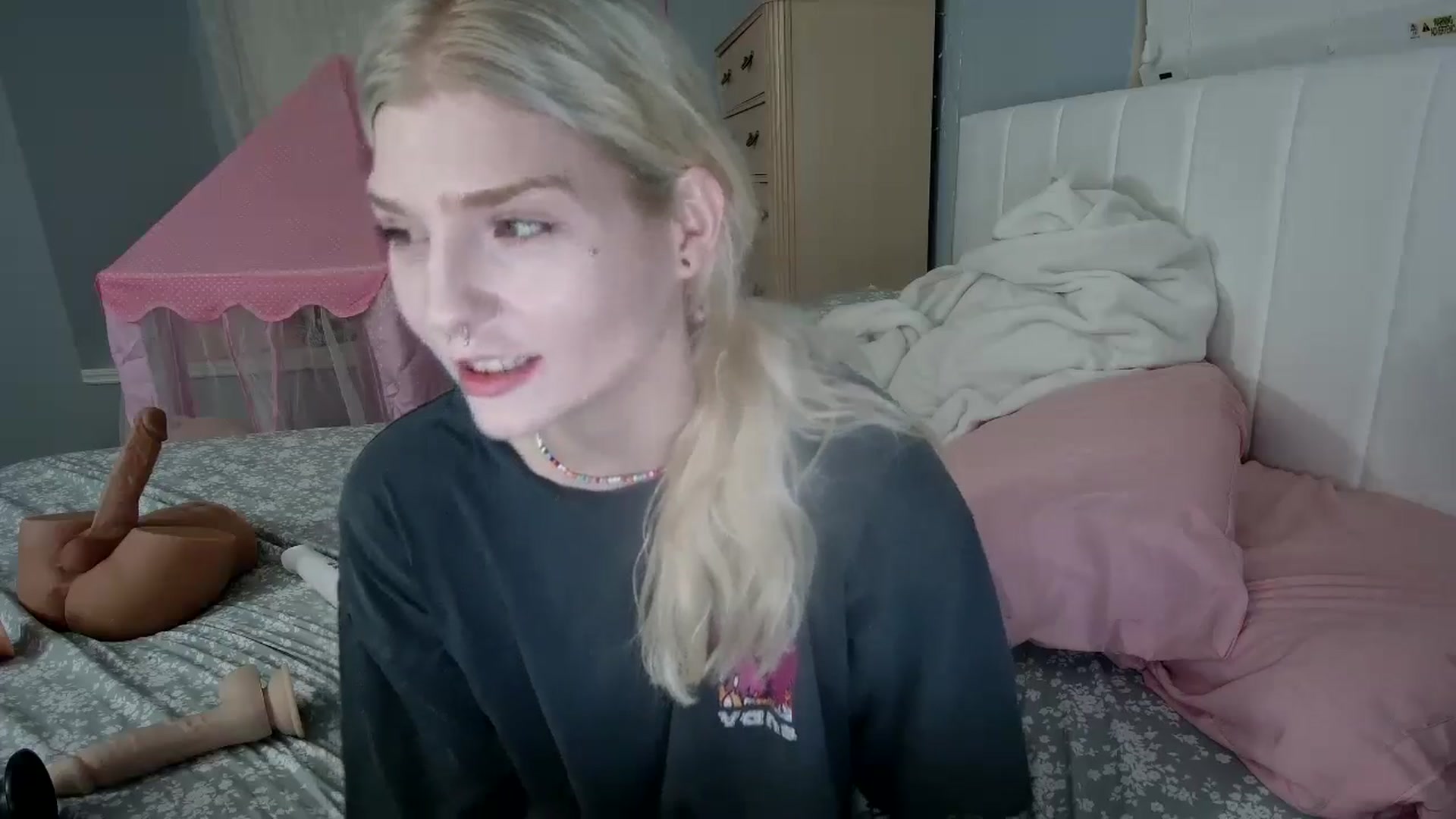 Gallery image thumbnail from DuckChan0's myfreecams stream on, 08/05/2024, 24:39 image 11 of 20
