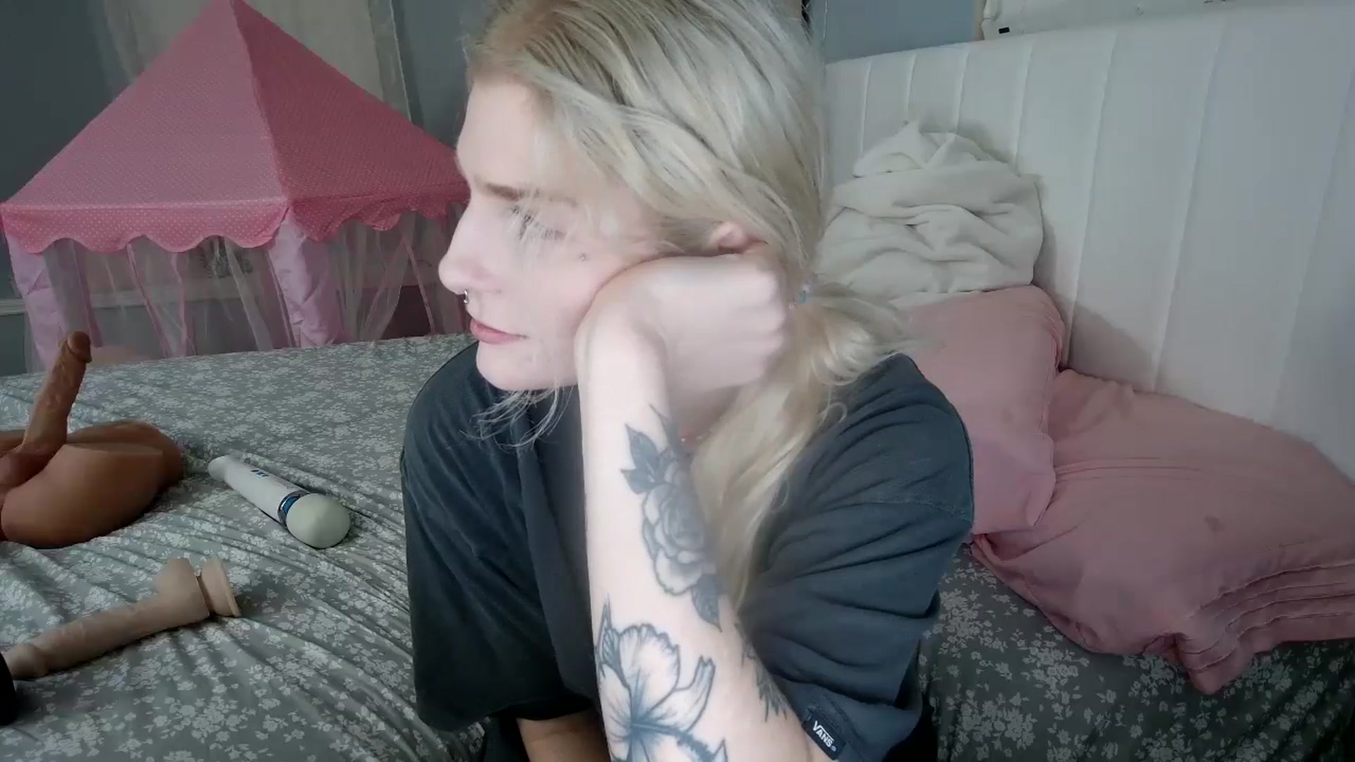 Gallery image thumbnail from DuckChan0's myfreecams stream on, 08/05/2024, 24:39 image 6 of 20