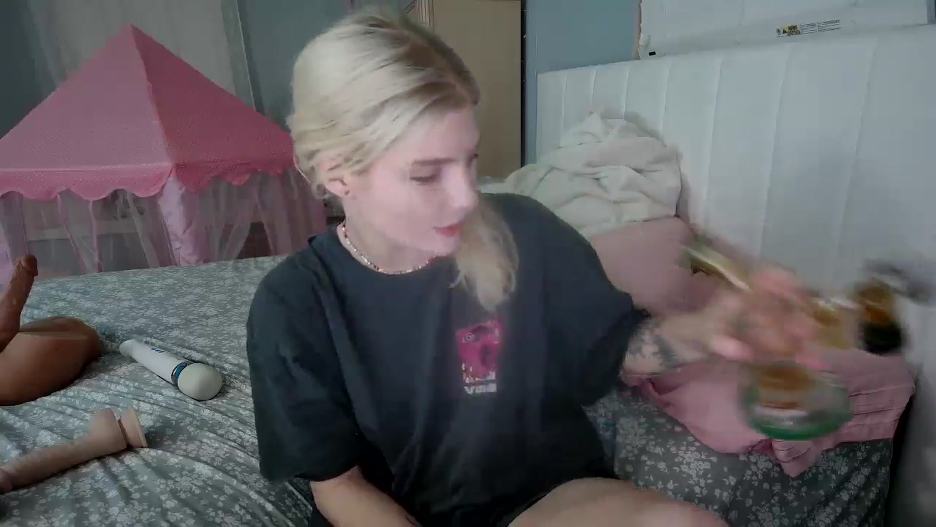 Gallery image thumbnail from DuckChan0's myfreecams stream on, 08/05/2024, 24:39 image 5 of 20