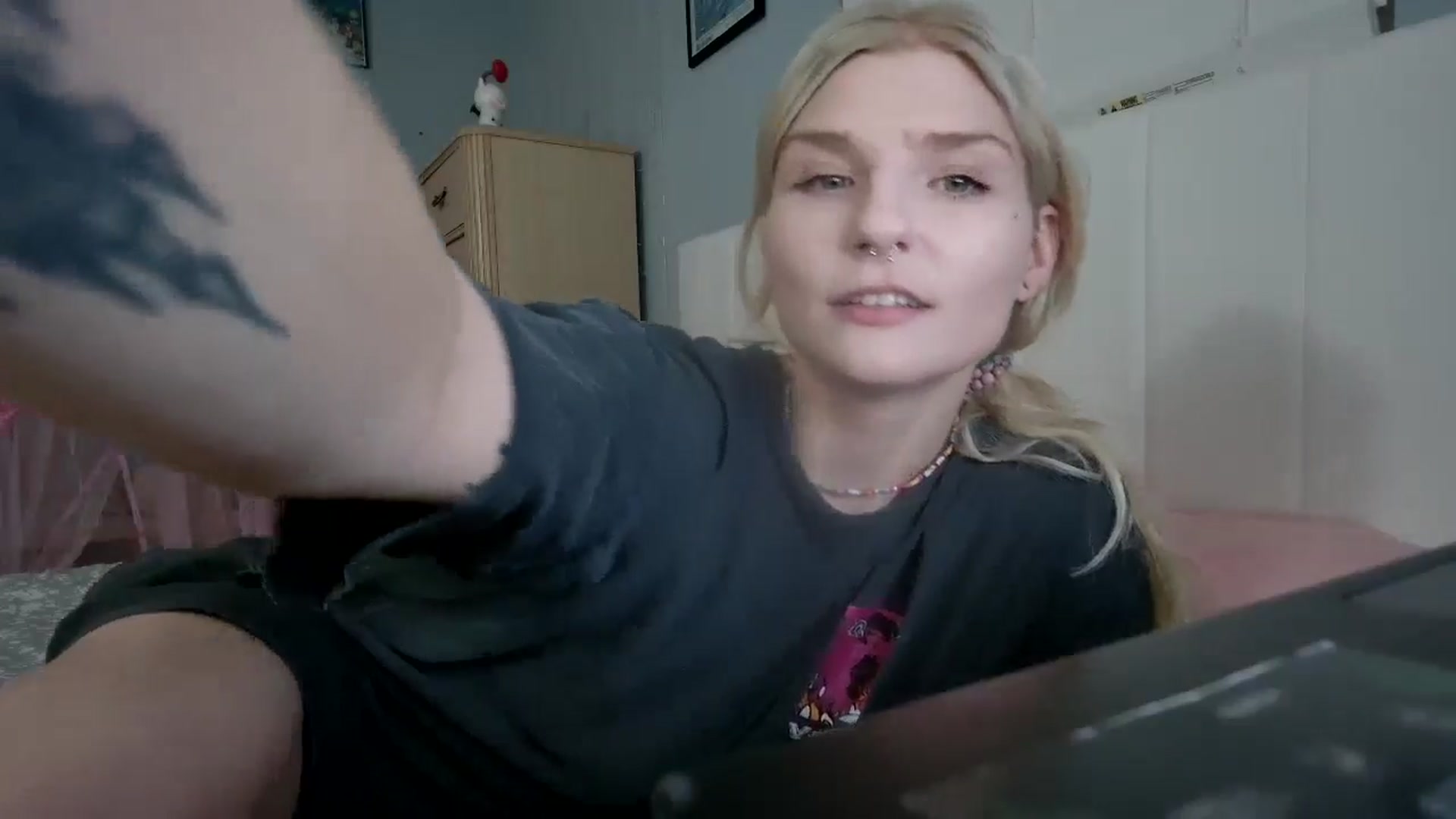 Gallery image thumbnail from DuckChan0's myfreecams stream on, 08/05/2024, 24:39 image 15 of 20