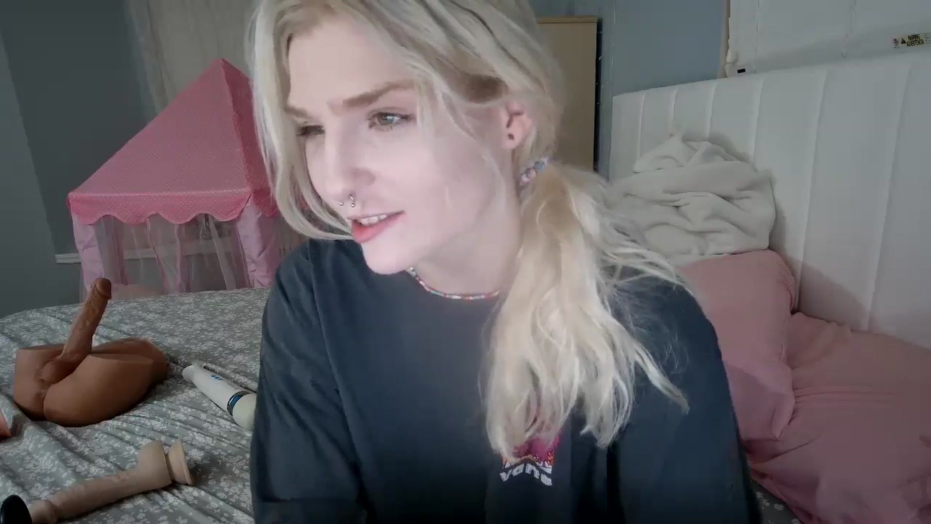 Gallery image thumbnail from DuckChan0's myfreecams stream on, 08/05/2024, 24:39 image 10 of 20