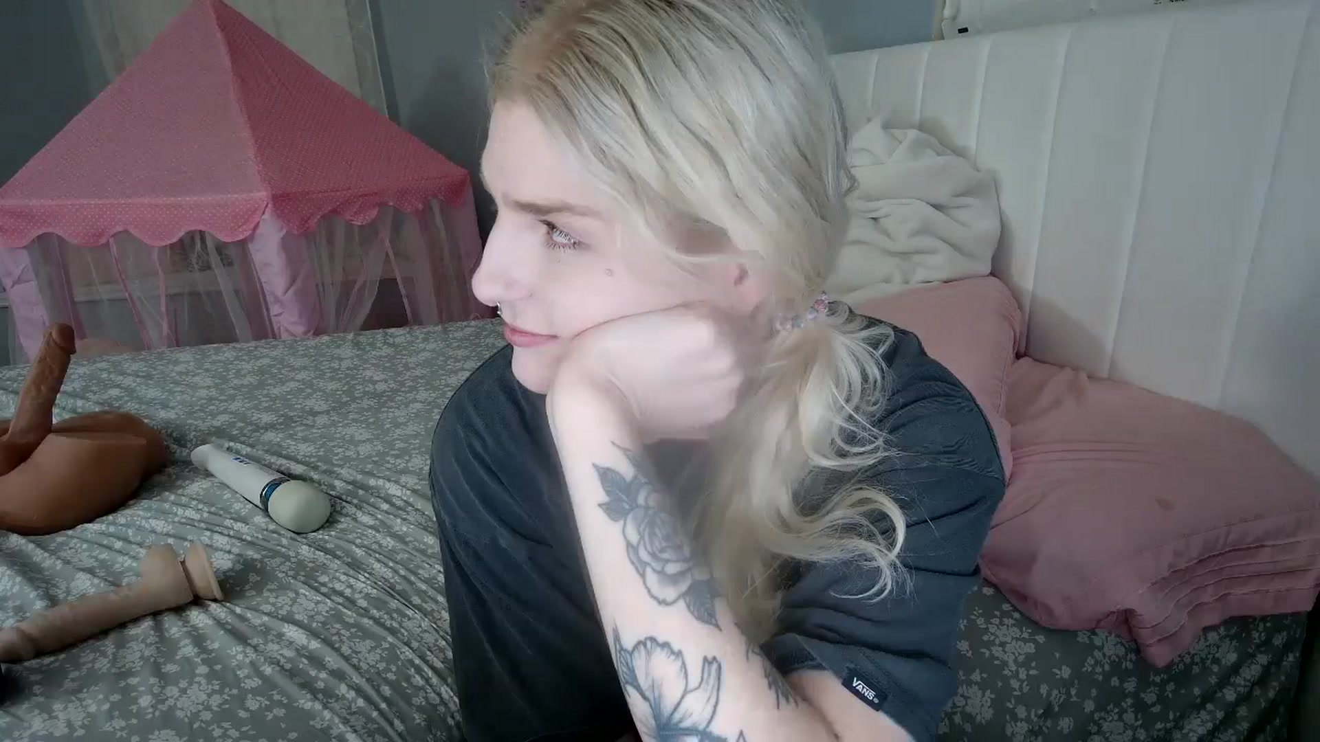 Gallery image thumbnail from DuckChan0's myfreecams stream on, 08/05/2024, 24:39 image 8 of 20