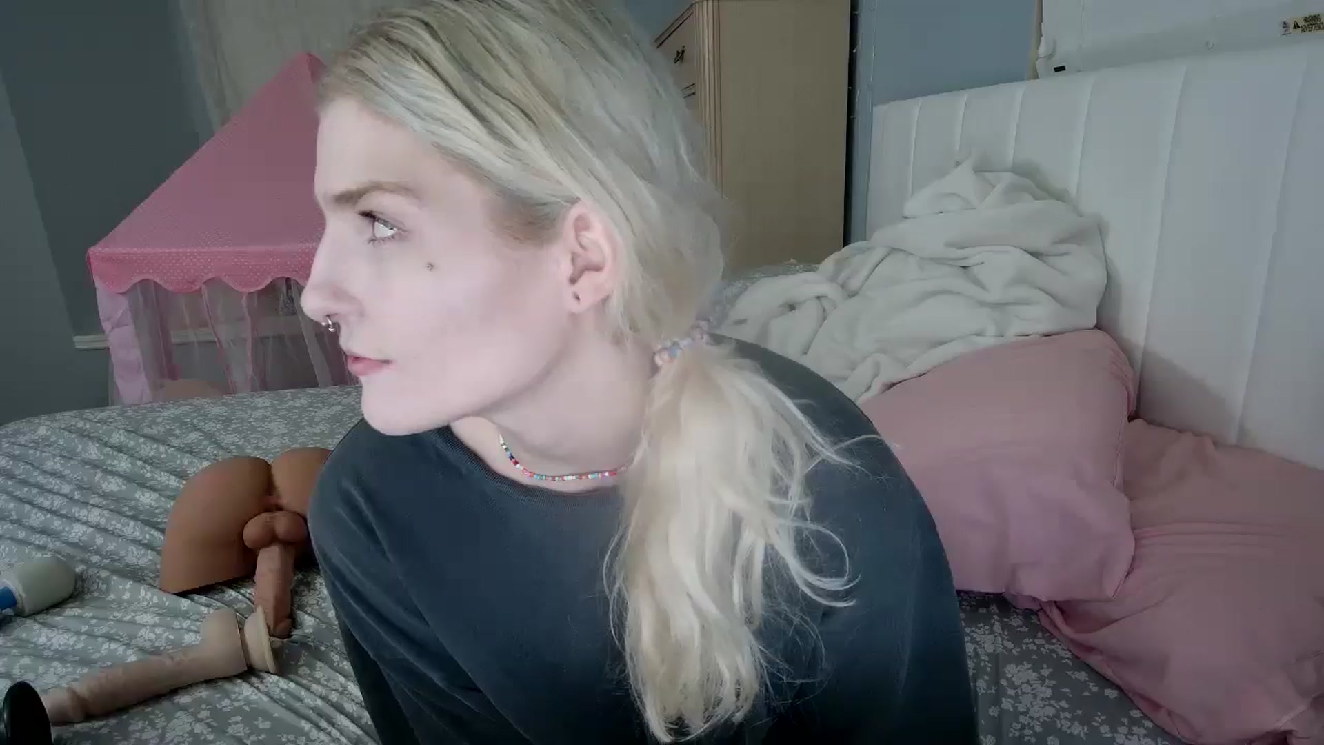 Gallery image thumbnail from DuckChan0's myfreecams stream on, 08/05/2024, 24:39 image 13 of 20