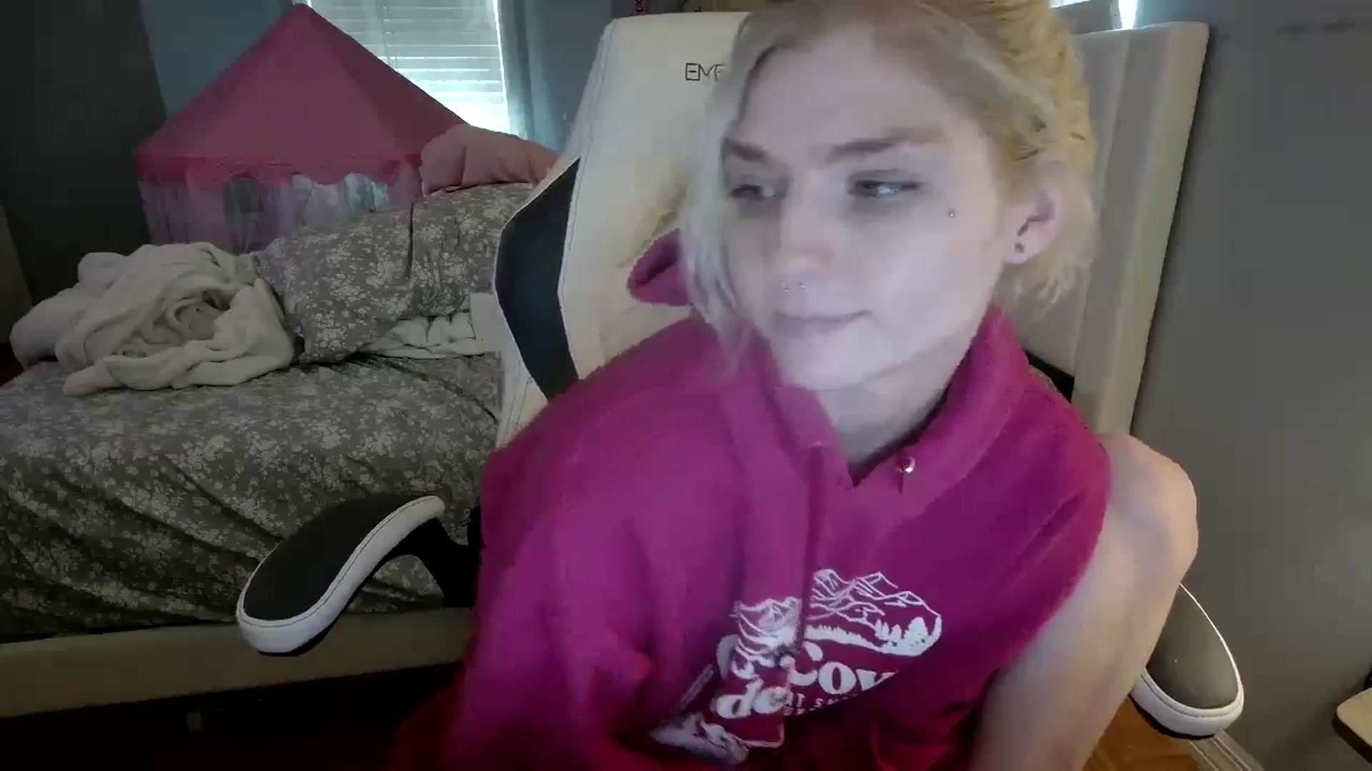 Gallery image thumbnail from DuckChan0's myfreecams stream on, 08/06/2024, 18:33 image 10 of 20