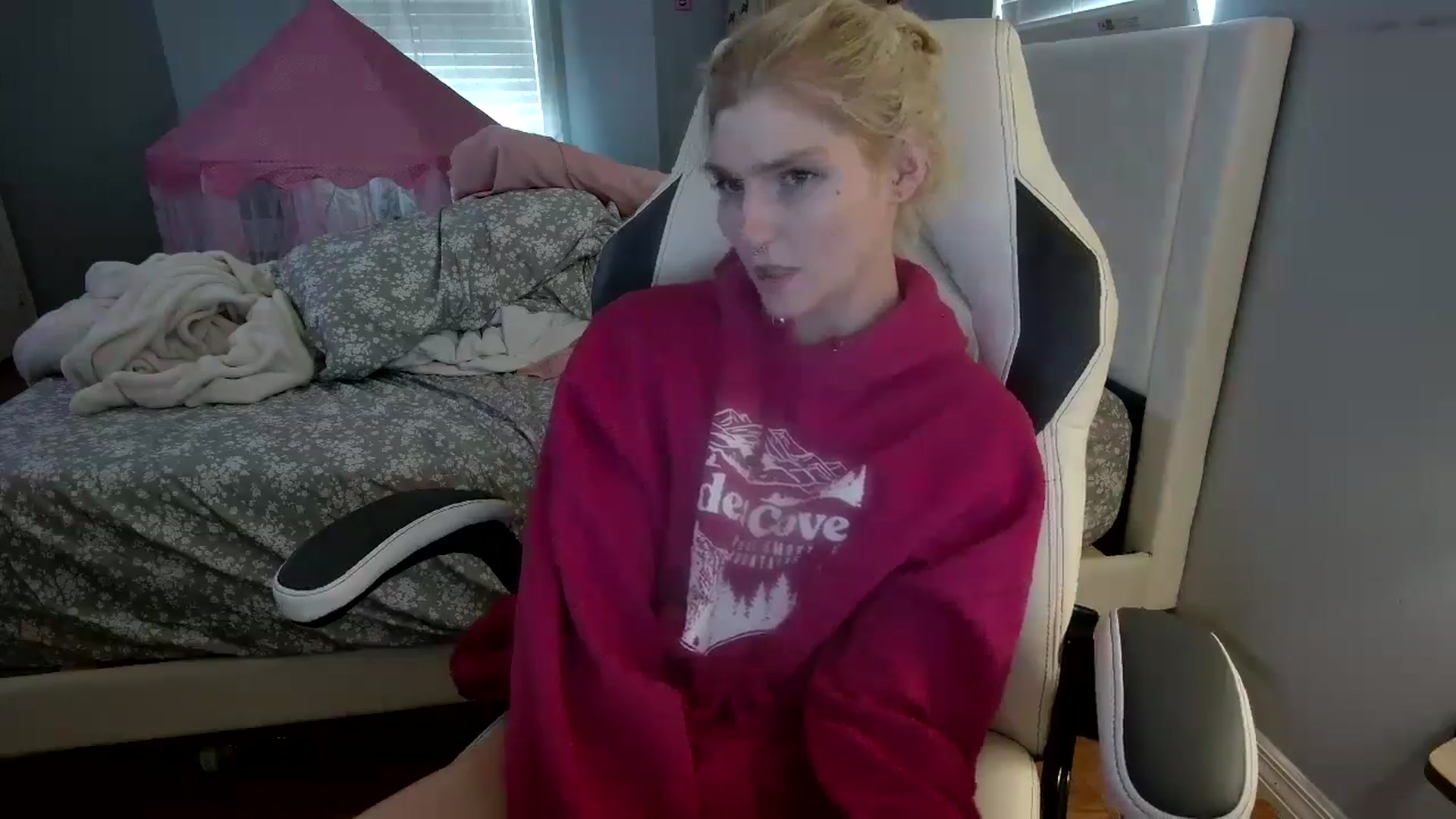 Gallery image thumbnail from DuckChan0's myfreecams stream on, 08/06/2024, 18:33 image 7 of 20