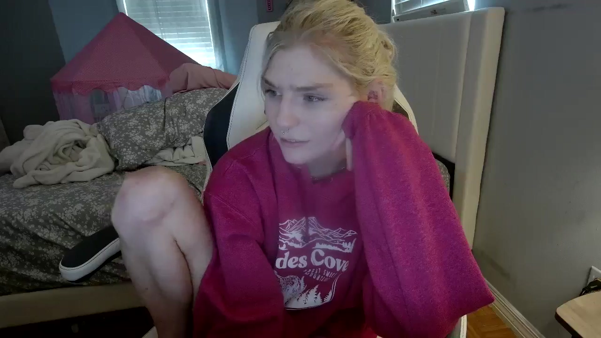 Gallery image thumbnail from DuckChan0's myfreecams stream on, 08/06/2024, 18:33 image 13 of 20