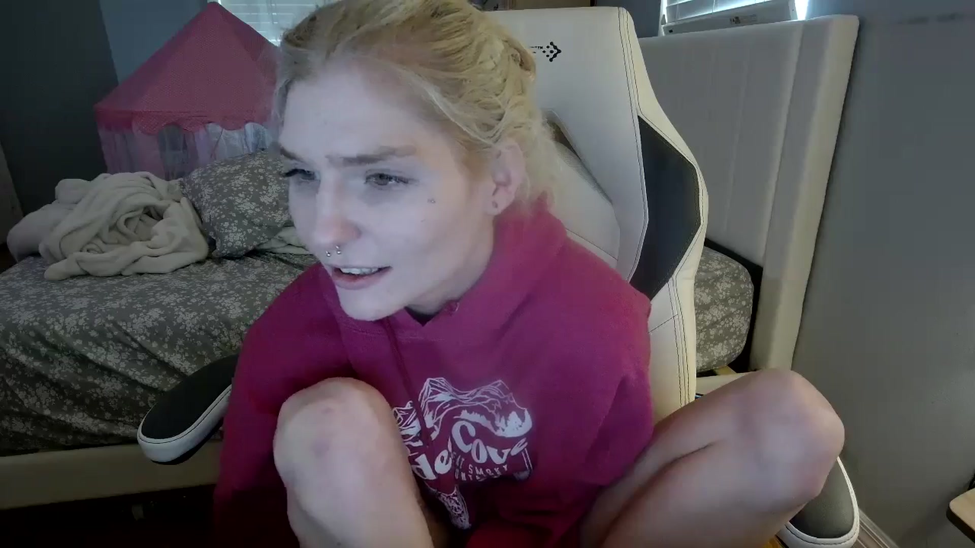 Gallery image thumbnail from DuckChan0's myfreecams stream on, 08/06/2024, 18:33 image 8 of 20
