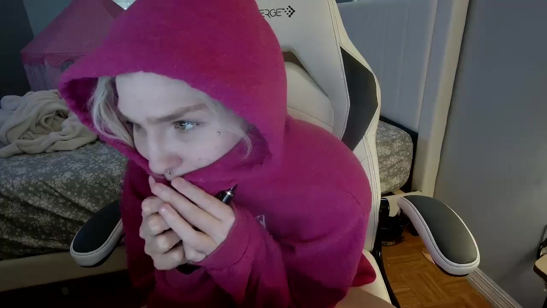 Gallery image thumbnail from DuckChan0's myfreecams stream on, 08/06/2024, 18:33 image 19 of 20