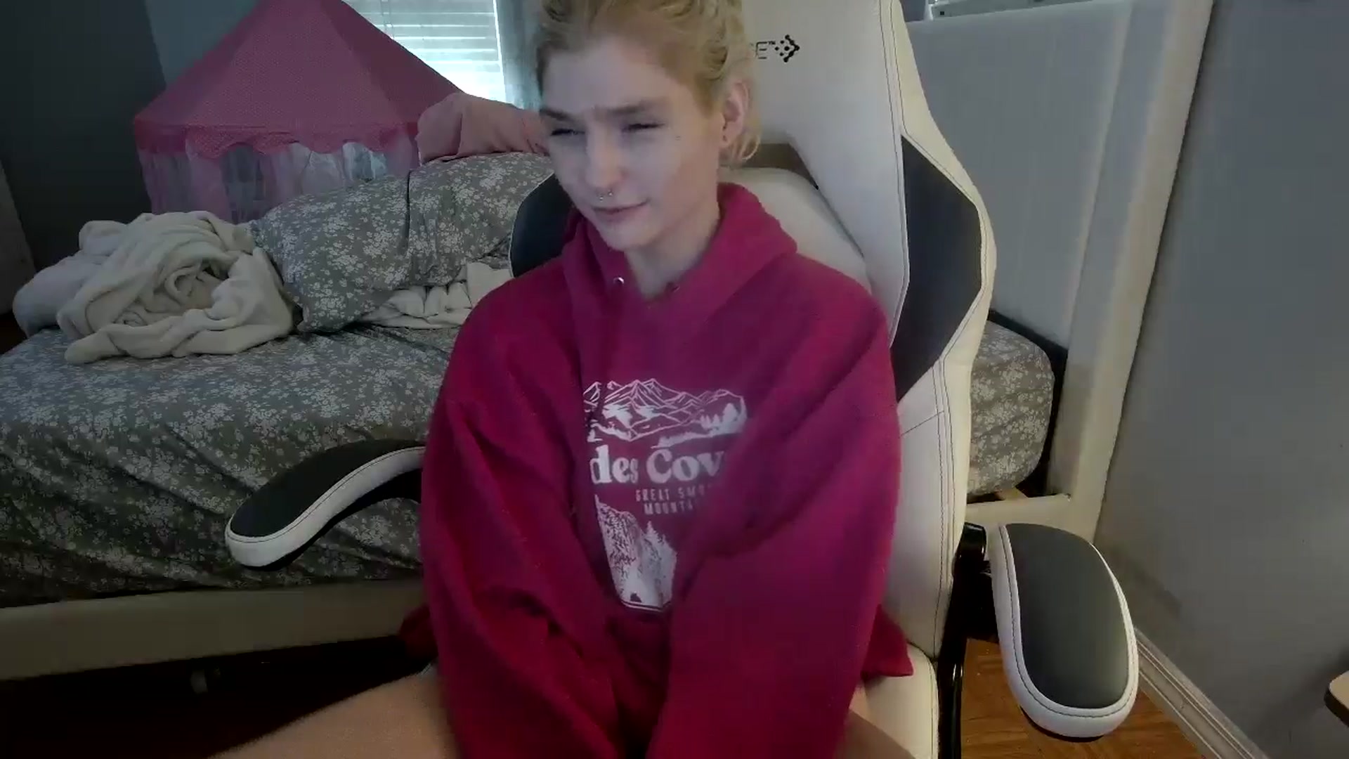 Gallery image thumbnail from DuckChan0's myfreecams stream on, 08/06/2024, 18:33 image 6 of 20